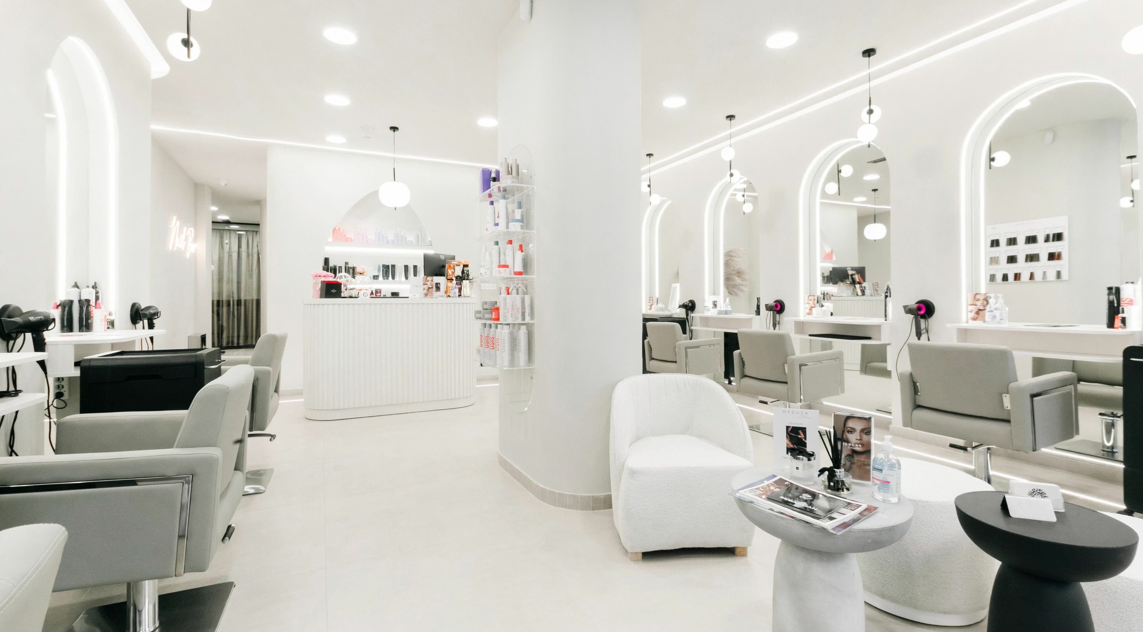 Εσωτερικό Medusa Ultimate Tsimiski στη Θεσσαλονίκη, GR με κομψή μοντέρνα διακόσμηση.