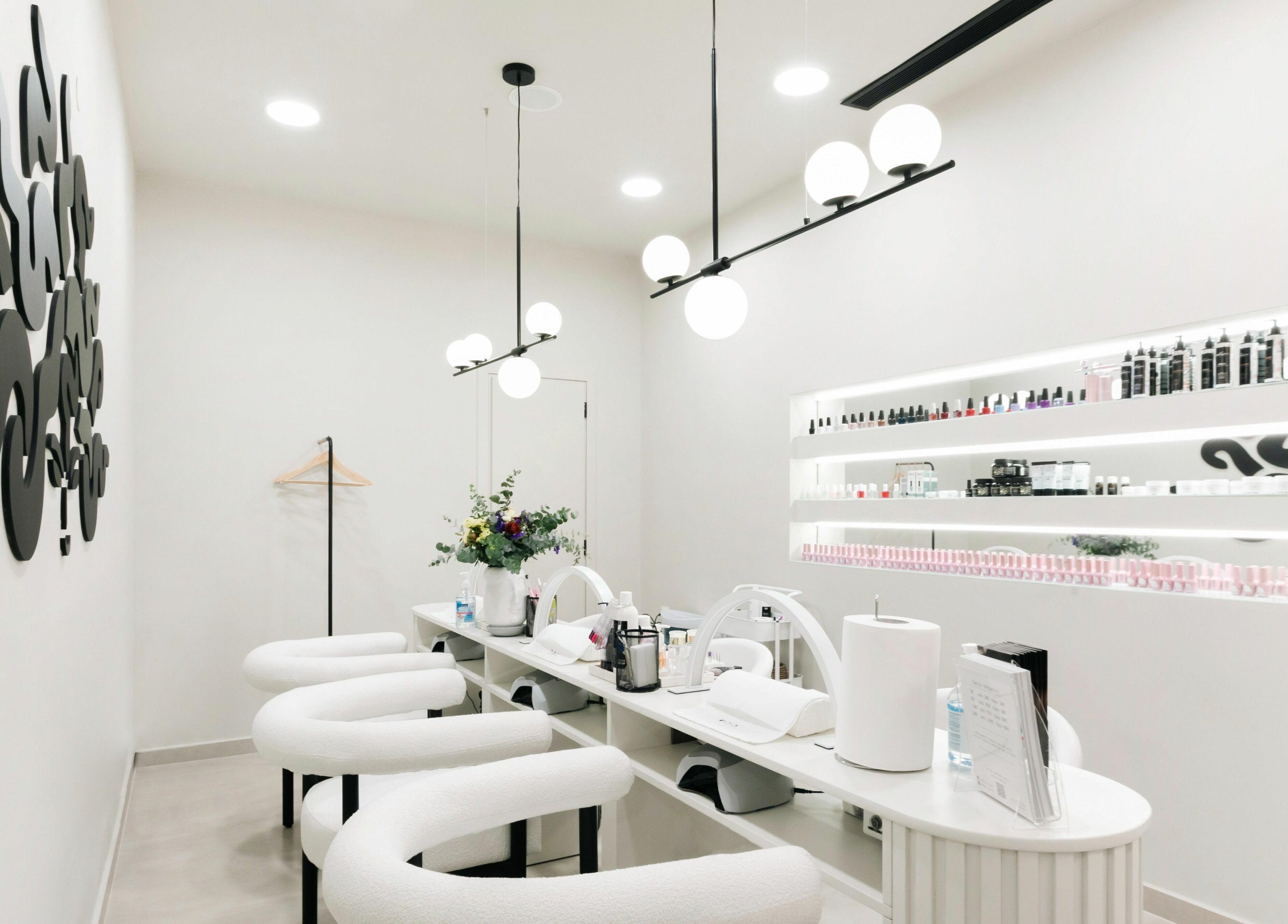 Σύγχρονος χώρος ομορφιάς στο Medusa Ultimate Tsimiski, Θεσσαλονίκη, GR με κομψά καθίσματα και προϊόντα περιποίησης.