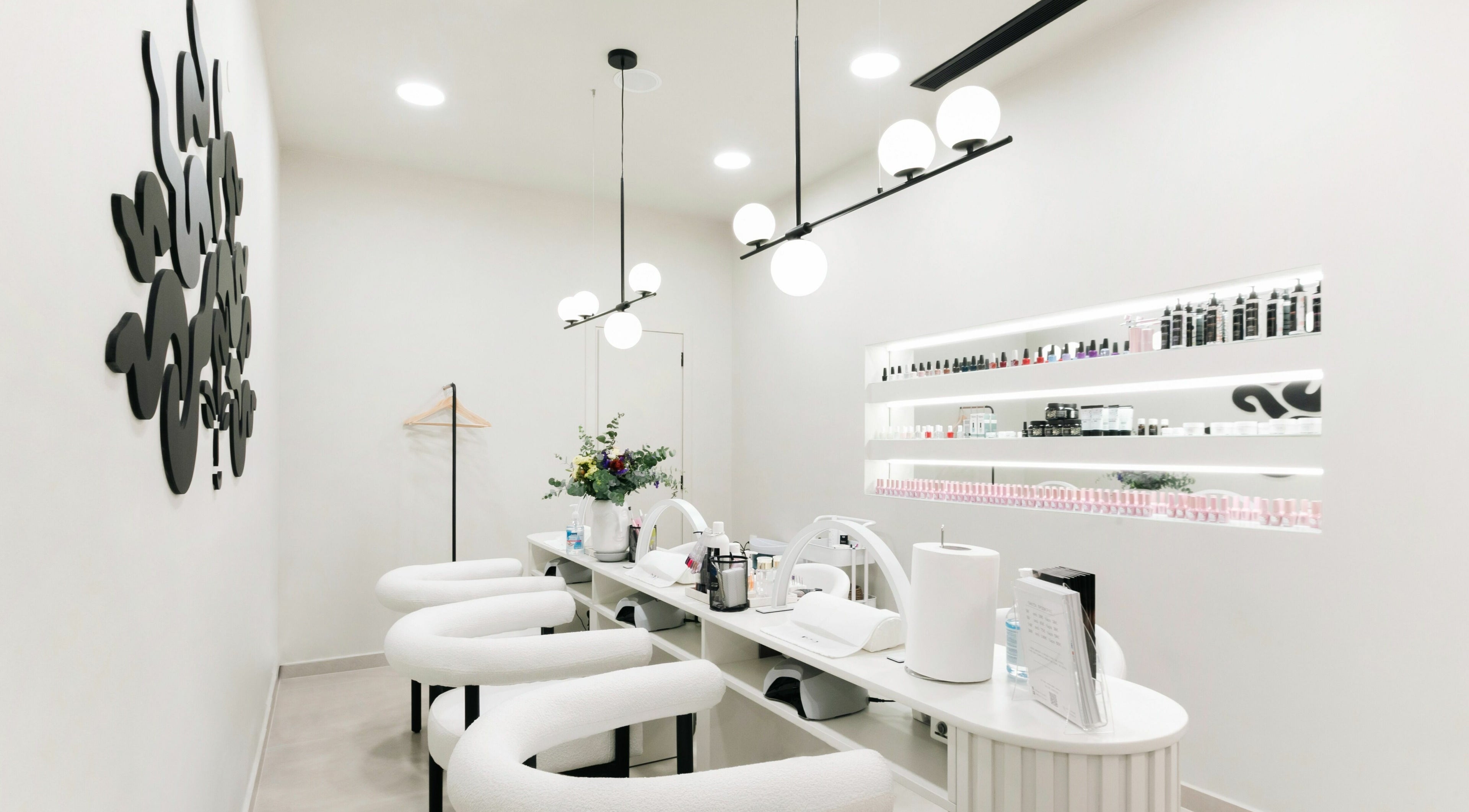 Σύγχρονος χώρος ομορφιάς στο Medusa Ultimate Tsimiski, Θεσσαλονίκη, GR με κομψά καθίσματα και προϊόντα περιποίησης.