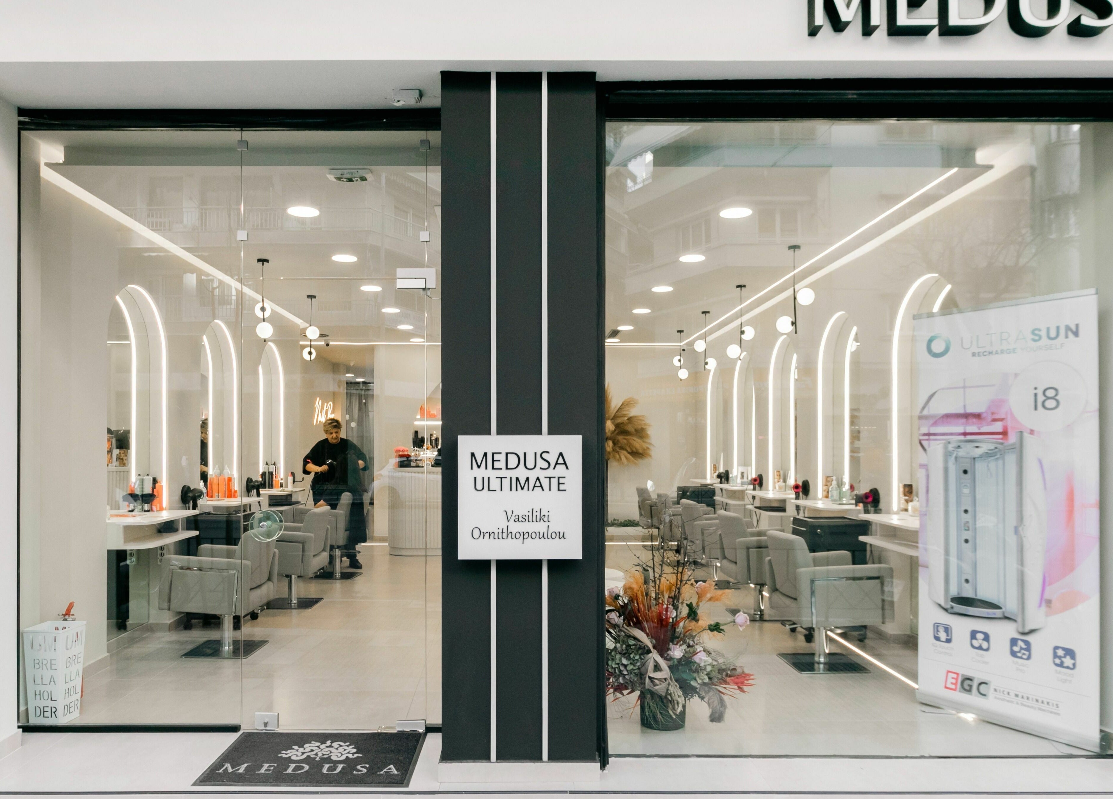 Εξωτερική όψη του Medusa Ultimate Tsimiski στη Θεσσαλονίκη, GR με μοντέρνο φωτισμό και κομψή διακόσμηση.