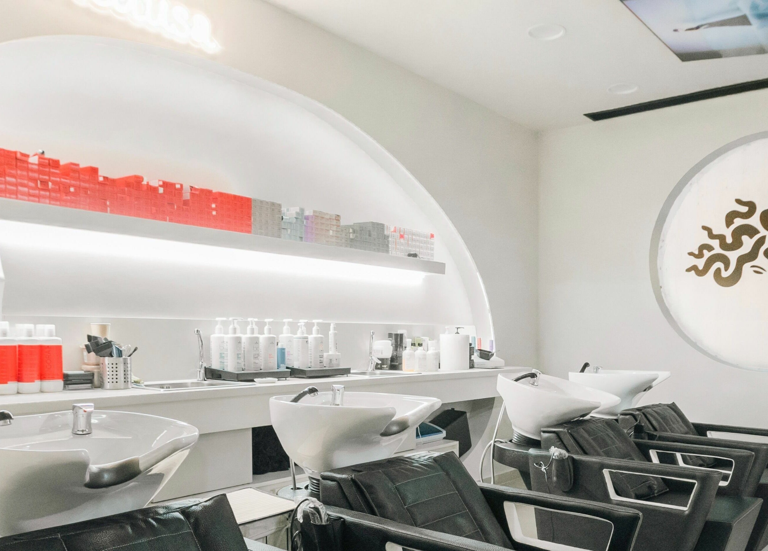 Σύγχρονο κομμωτήριο στο Medusa Ultimate Tsimiski, Θεσσαλονίκη, GR με κομψό σχεδιασμό και πολυτελή πλυντήρια.