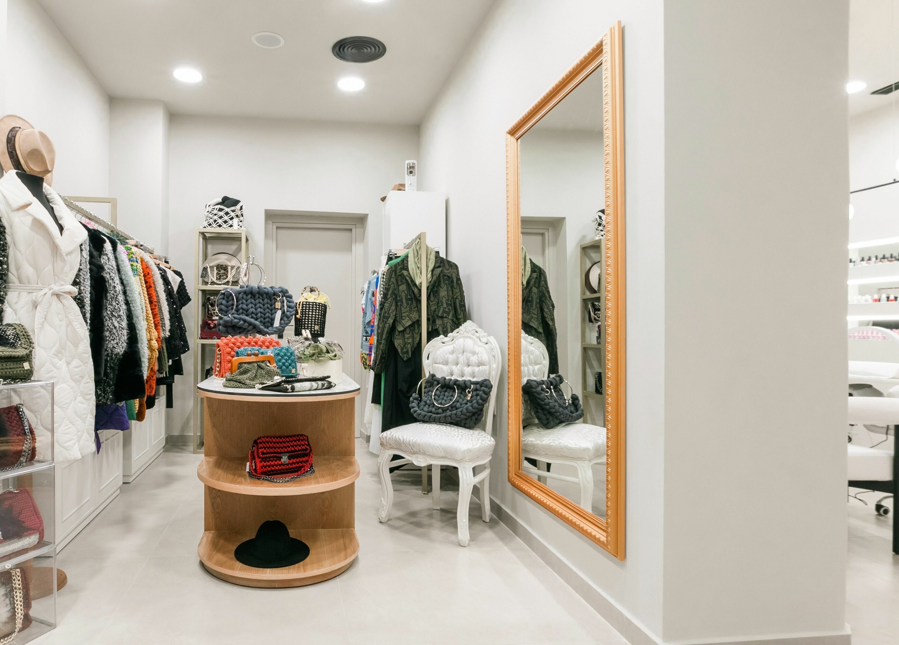 Ρουστίκ χώρος μόδας στο Medusa Ultimate Tsimiski, Θεσσαλονίκη, GR με κομψά ρούχα και αξεσουάρ.