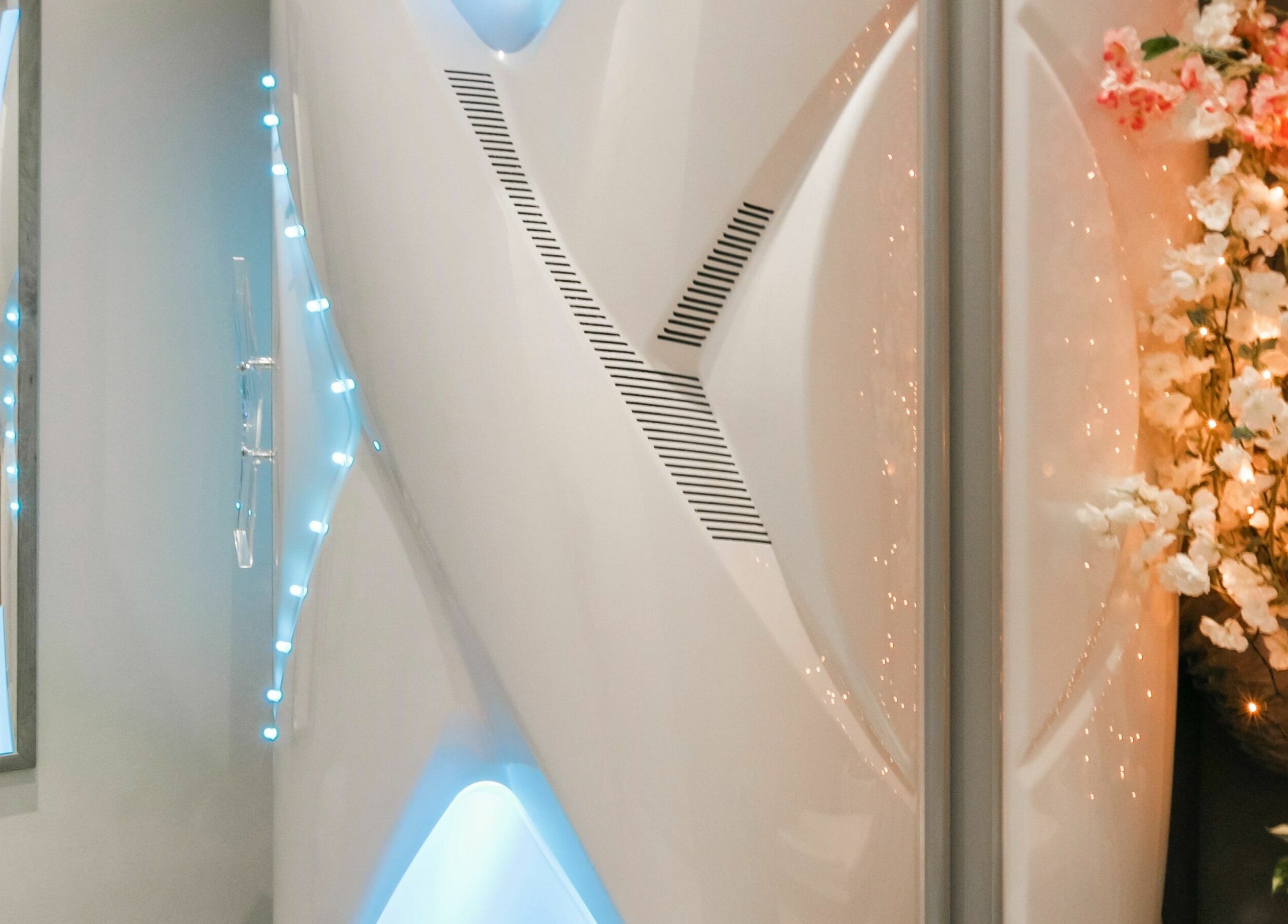 Λεπτομερής εικόνα από τον υδάτινο χώρο στο Medusa Ultimate Tsimiski, Θεσσαλονίκη, GR με λουλούδια και LED φώτα.