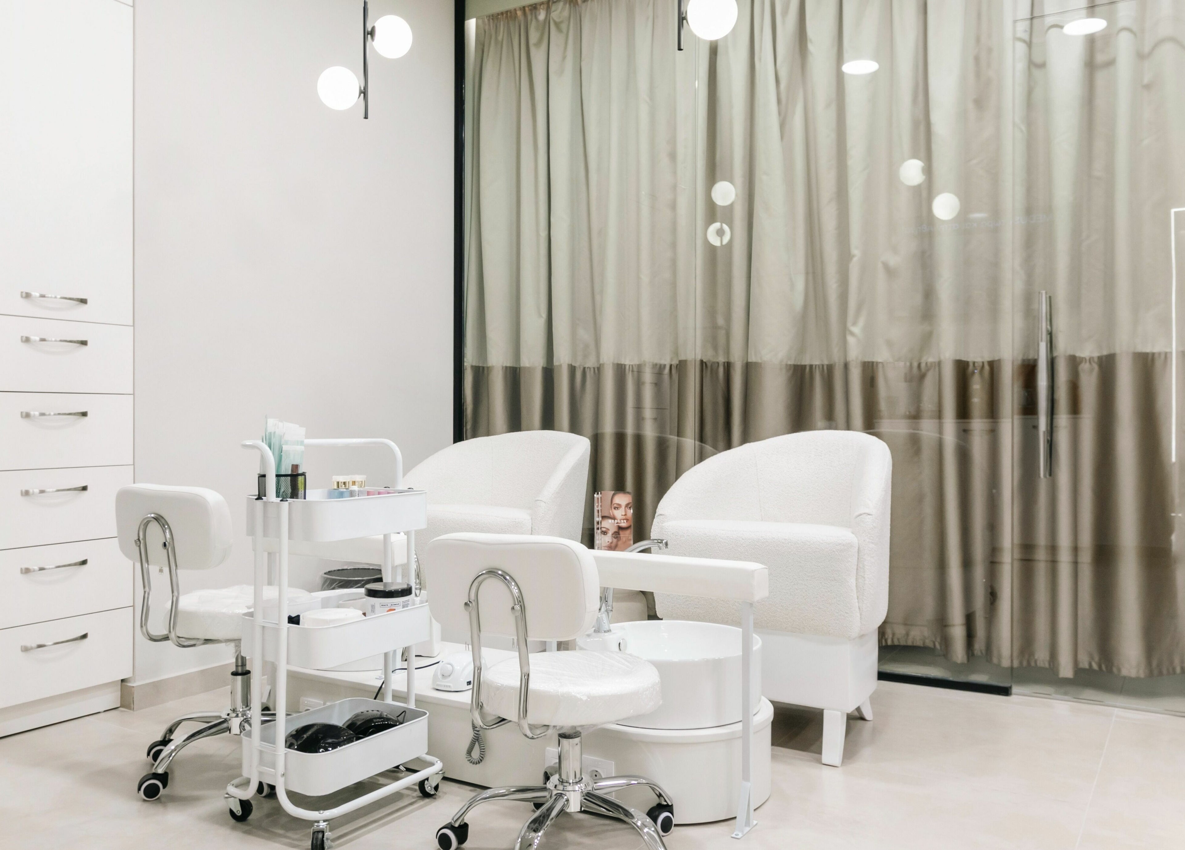 Καλαίσθητο εσωτερικό του Medusa Ultimate Tsimiski στη Θεσσαλονίκη, GR με μοντέρνα καρέκλες και εξοπλισμό ομορφιάς.