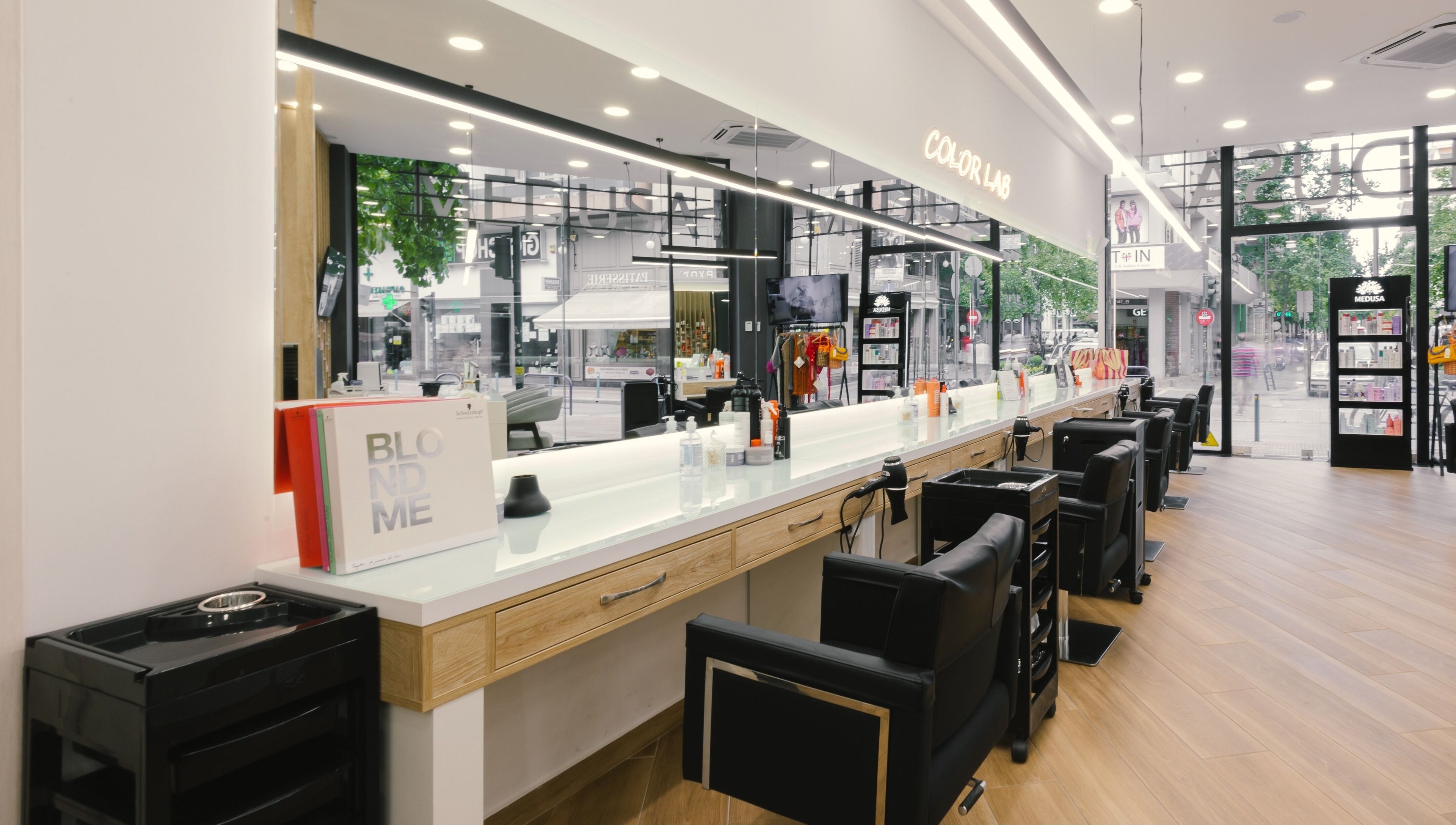 Σαλόνι ομορφιάς Medusa Larisa στη Λάρισα, ΘΕΣΣΑΛΙΑΣ, GR, με κομψό μοντέρνο ντιζάιν και φωτεινά καθίσματα.