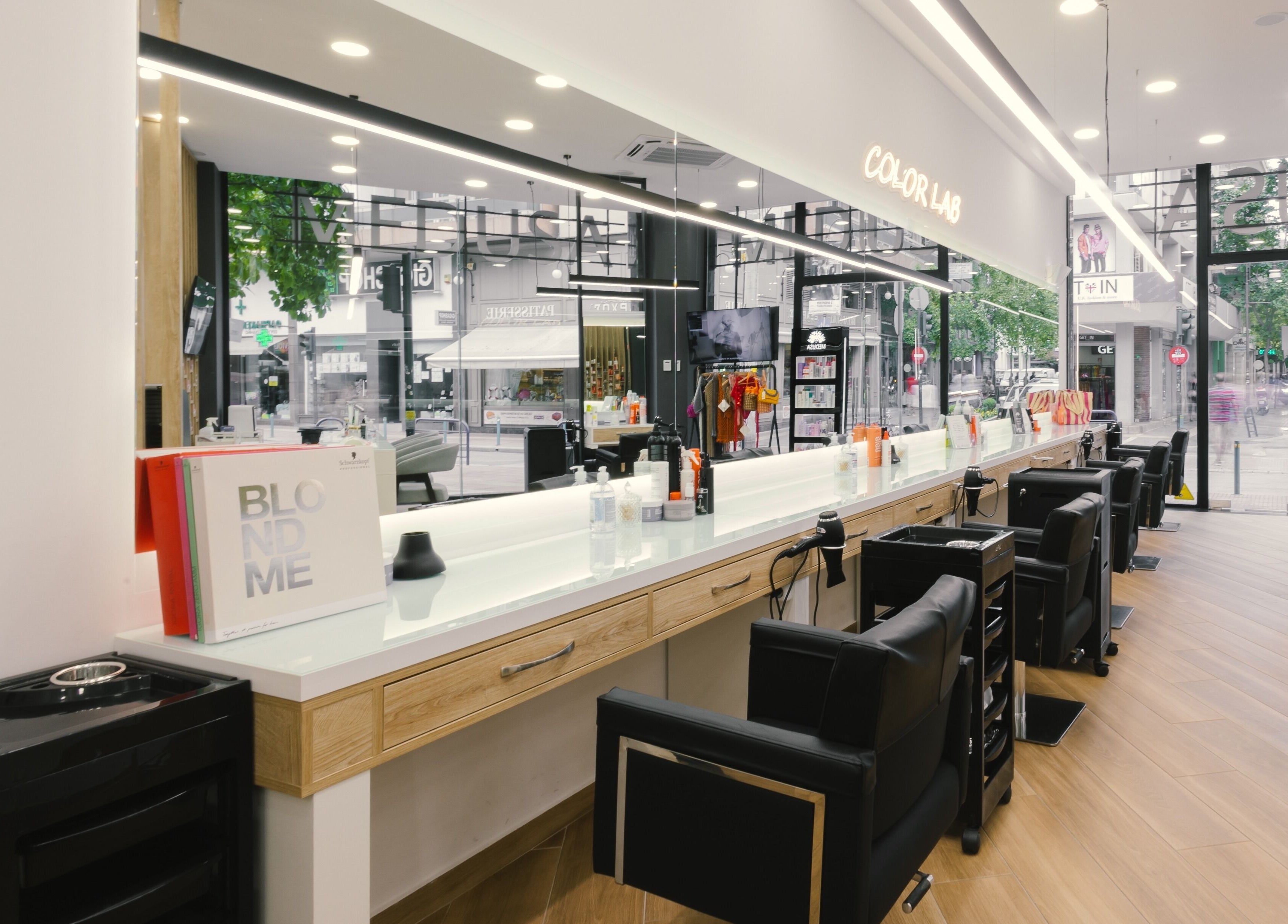 Σαλόνι ομορφιάς Medusa Larisa στη Λάρισα, ΘΕΣΣΑΛΙΑΣ, GR, με κομψό μοντέρνο ντιζάιν και φωτεινά καθίσματα.