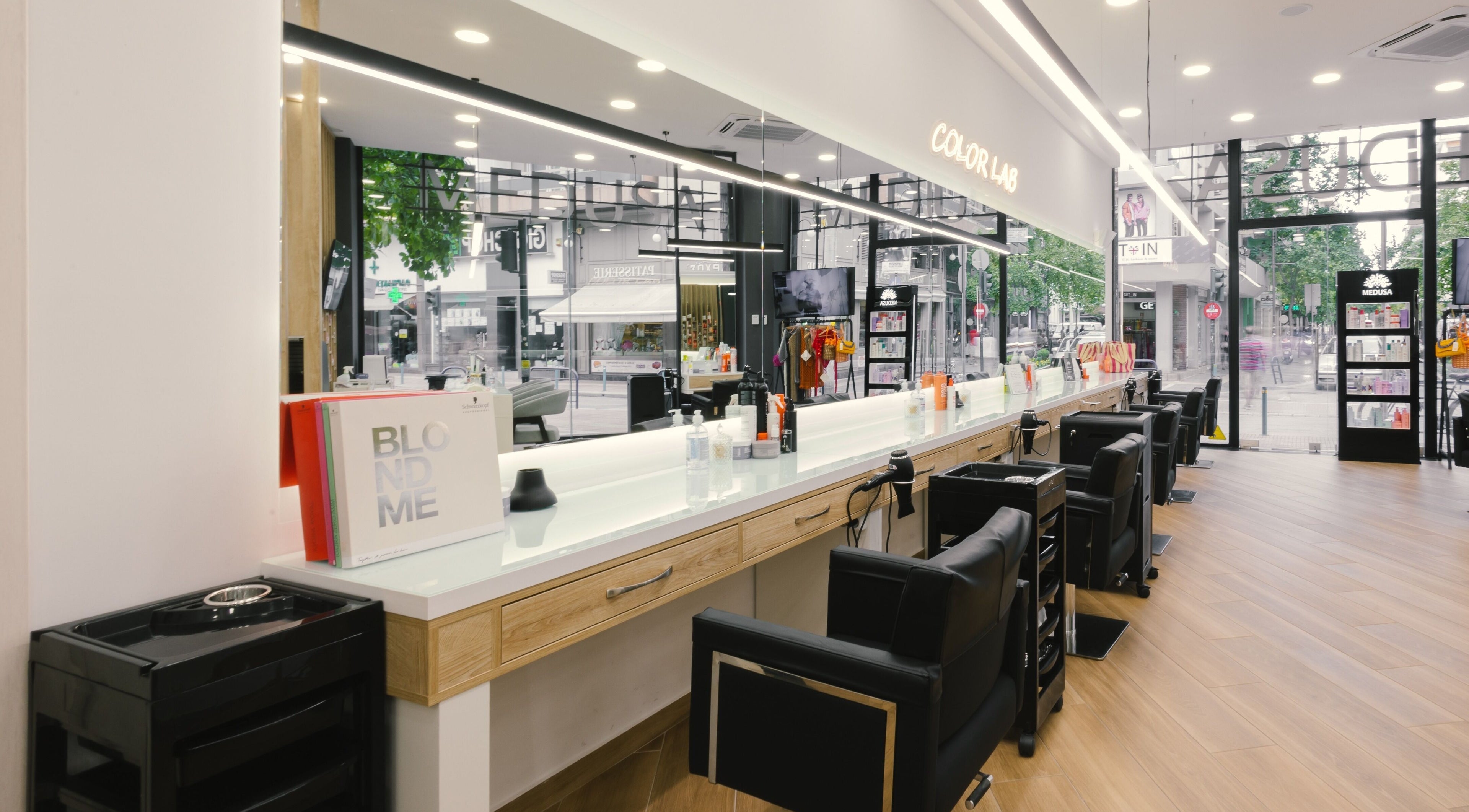 Σαλόνι ομορφιάς Medusa Larisa στη Λάρισα, ΘΕΣΣΑΛΙΑΣ, GR, με κομψό μοντέρνο ντιζάιν και φωτεινά καθίσματα.