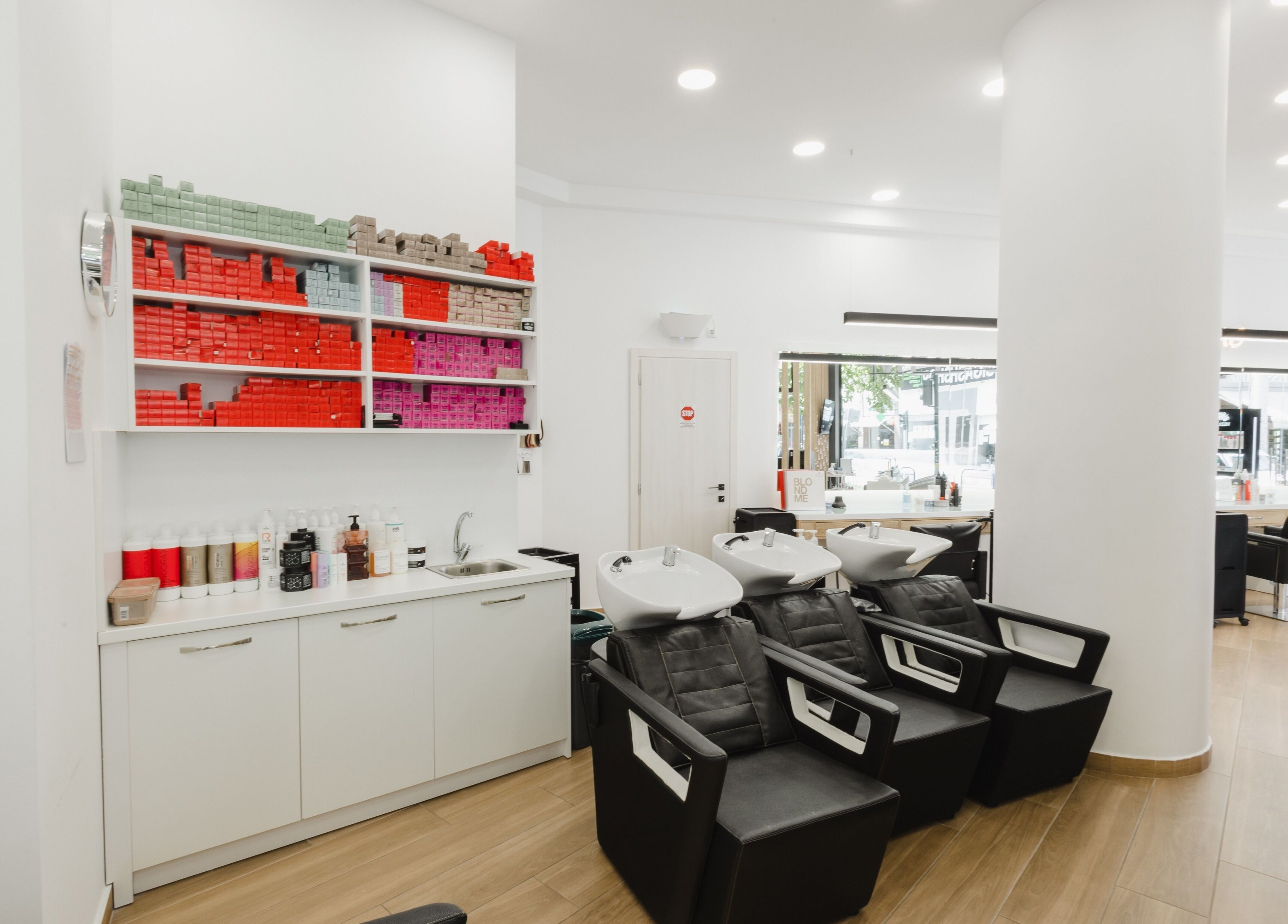 Χώρος κομμωτηρίου στο Medusa Larisa, κομψός και μοντέρνος, στη Λάρισα, ΘΕΣΣΑΛΙΑΣ, GR.