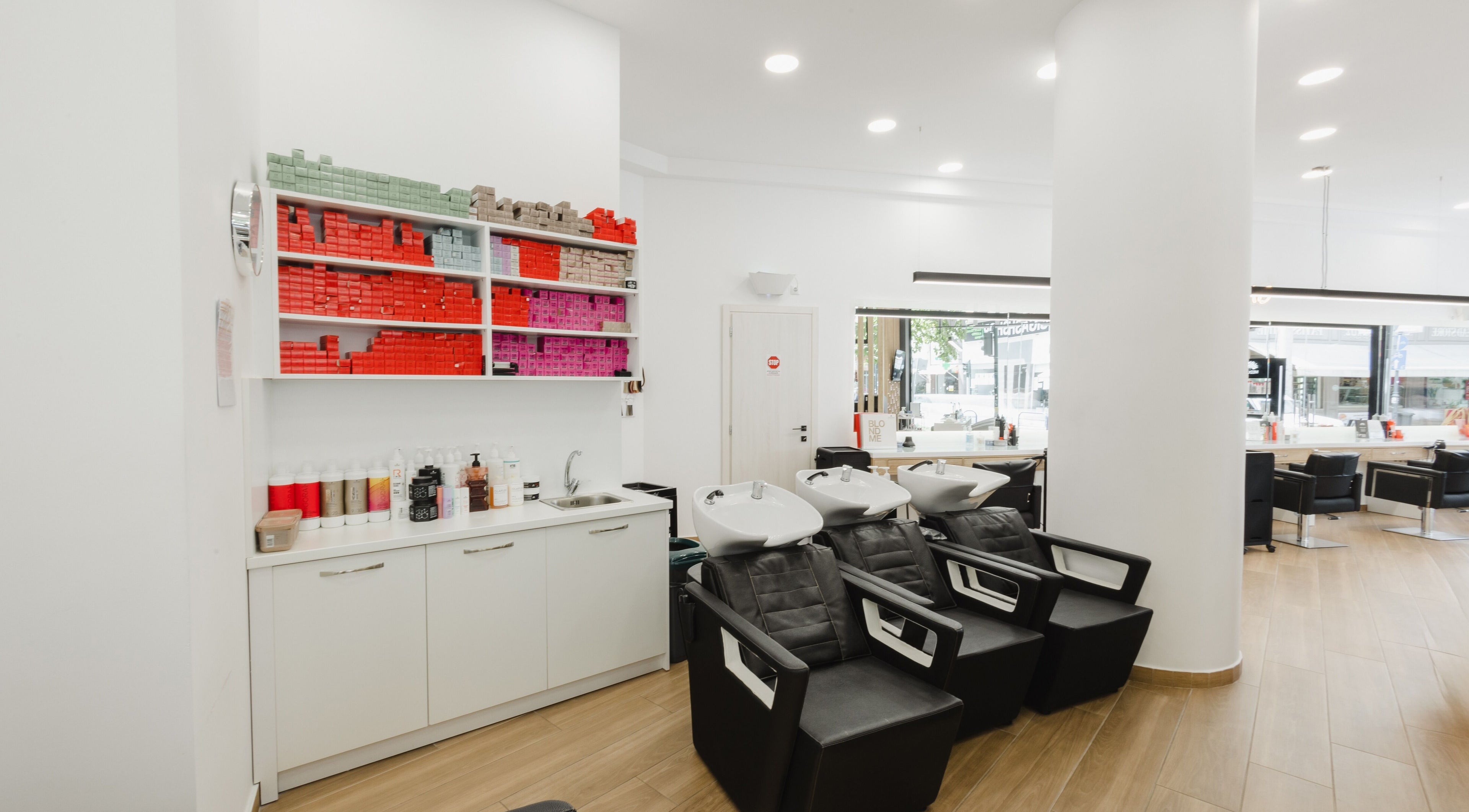 Χώρος κομμωτηρίου στο Medusa Larisa, κομψός και μοντέρνος, στη Λάρισα, ΘΕΣΣΑΛΙΑΣ, GR.