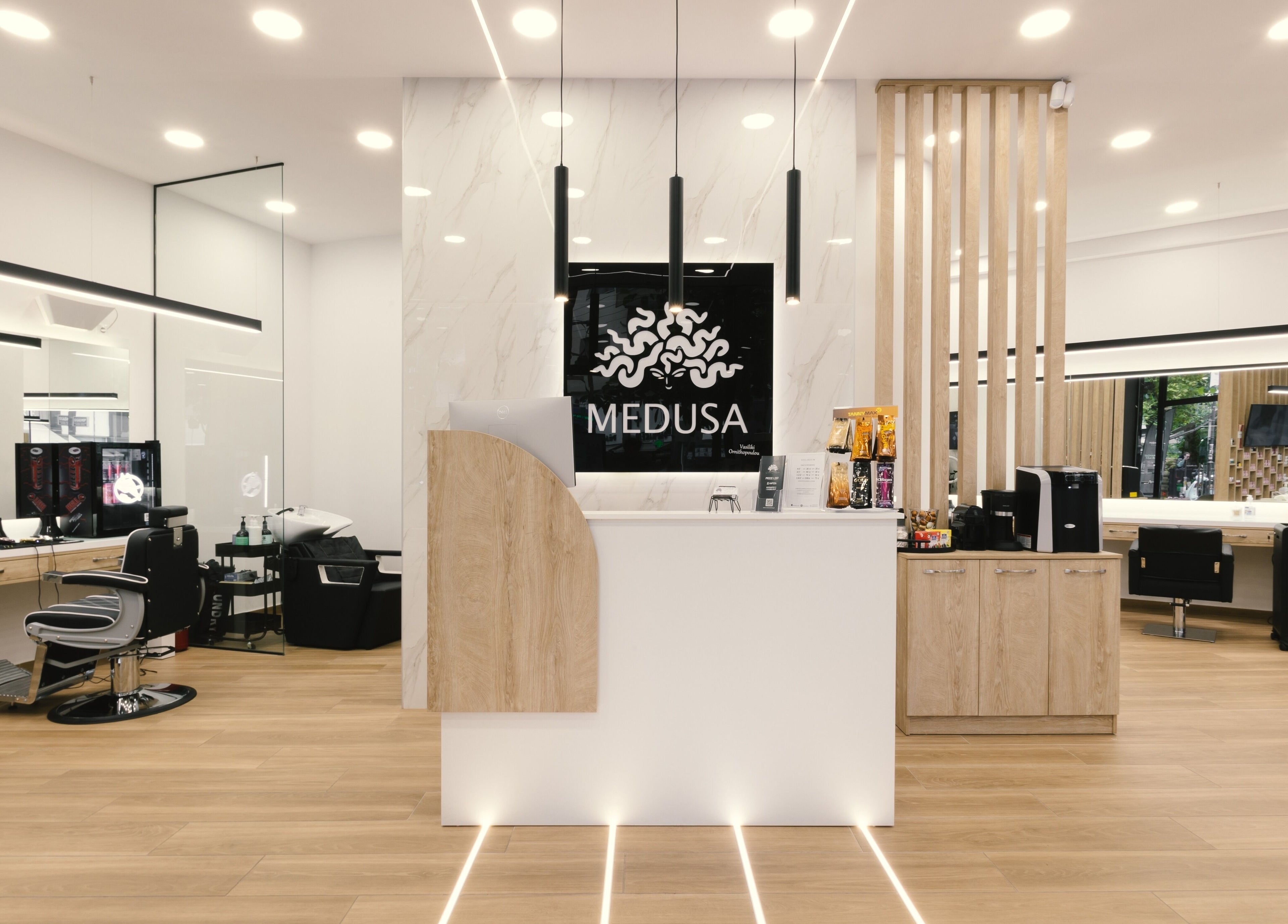Ρεσεψιόν στο Medusa Larisa, κομψό σαλόνι ομορφιάς στη Λάρισα, ΘΕΣΣΑΛΙΑΣ, GR με μοντέρνα διακόσμηση.