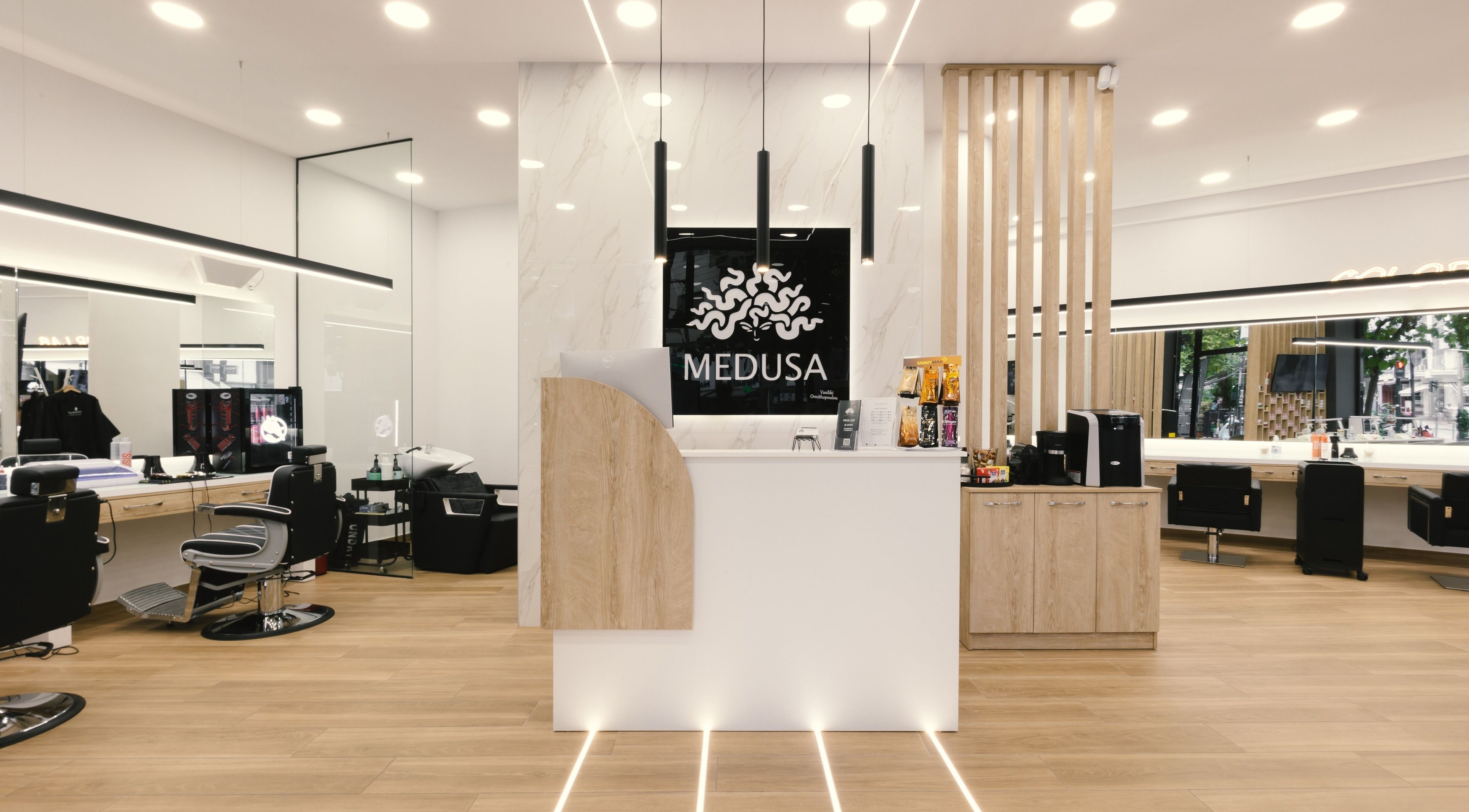 Ρεσεψιόν στο Medusa Larisa, κομψό σαλόνι ομορφιάς στη Λάρισα, ΘΕΣΣΑΛΙΑΣ, GR με μοντέρνα διακόσμηση.