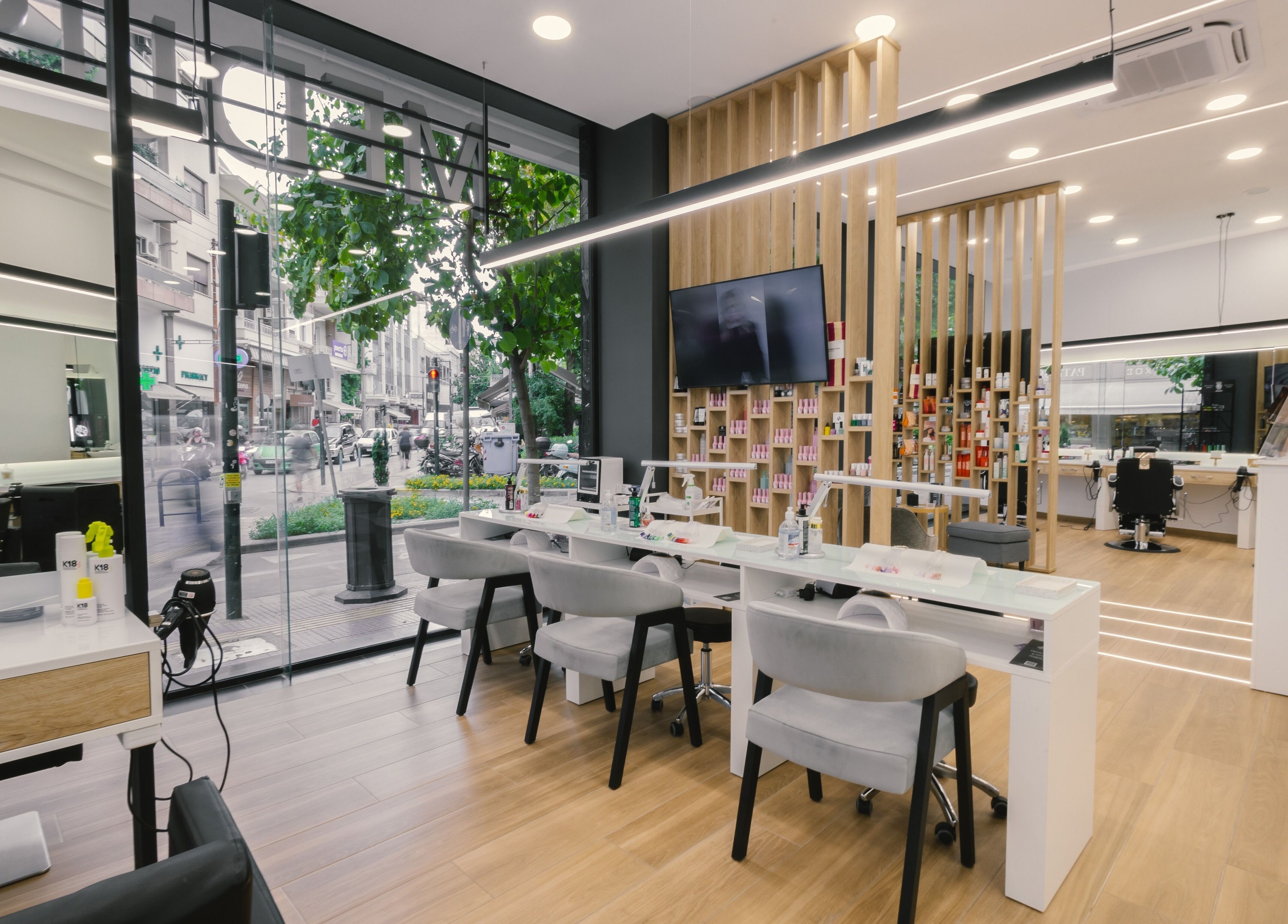 Εσωτερικό του Medusa Larisa στη Λάρισα, ΘΕΣΣΑΛΙΑΣ, GR με μοντέρνα έπιπλα και μεγάλες τζαμαρίες.