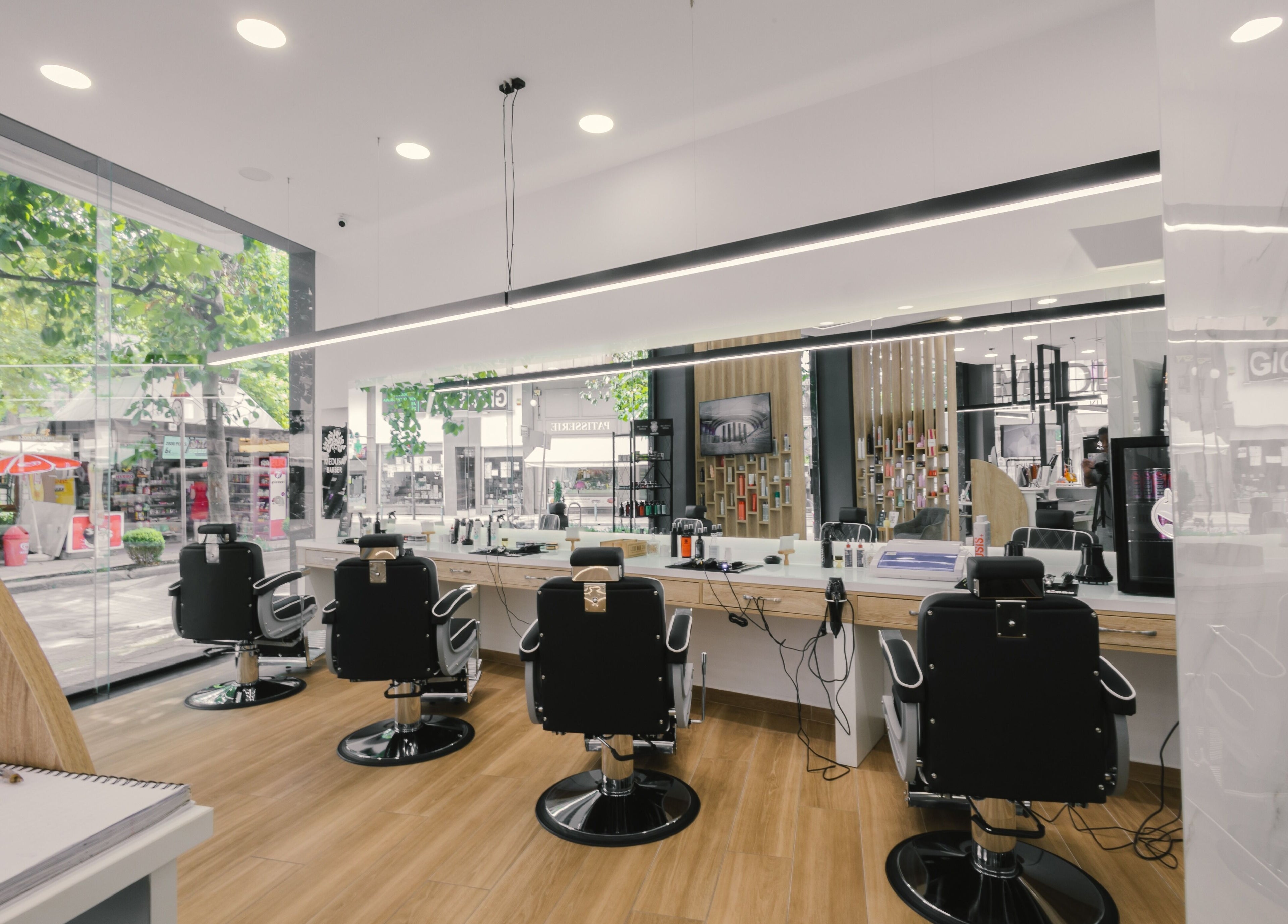 Εσωτερικό σαλόνι Medusa Larisa με καρέκλες κομμωτηρίου στη Λάρισα, ΘΕΣΣΑΛΙΑΣ, GR.