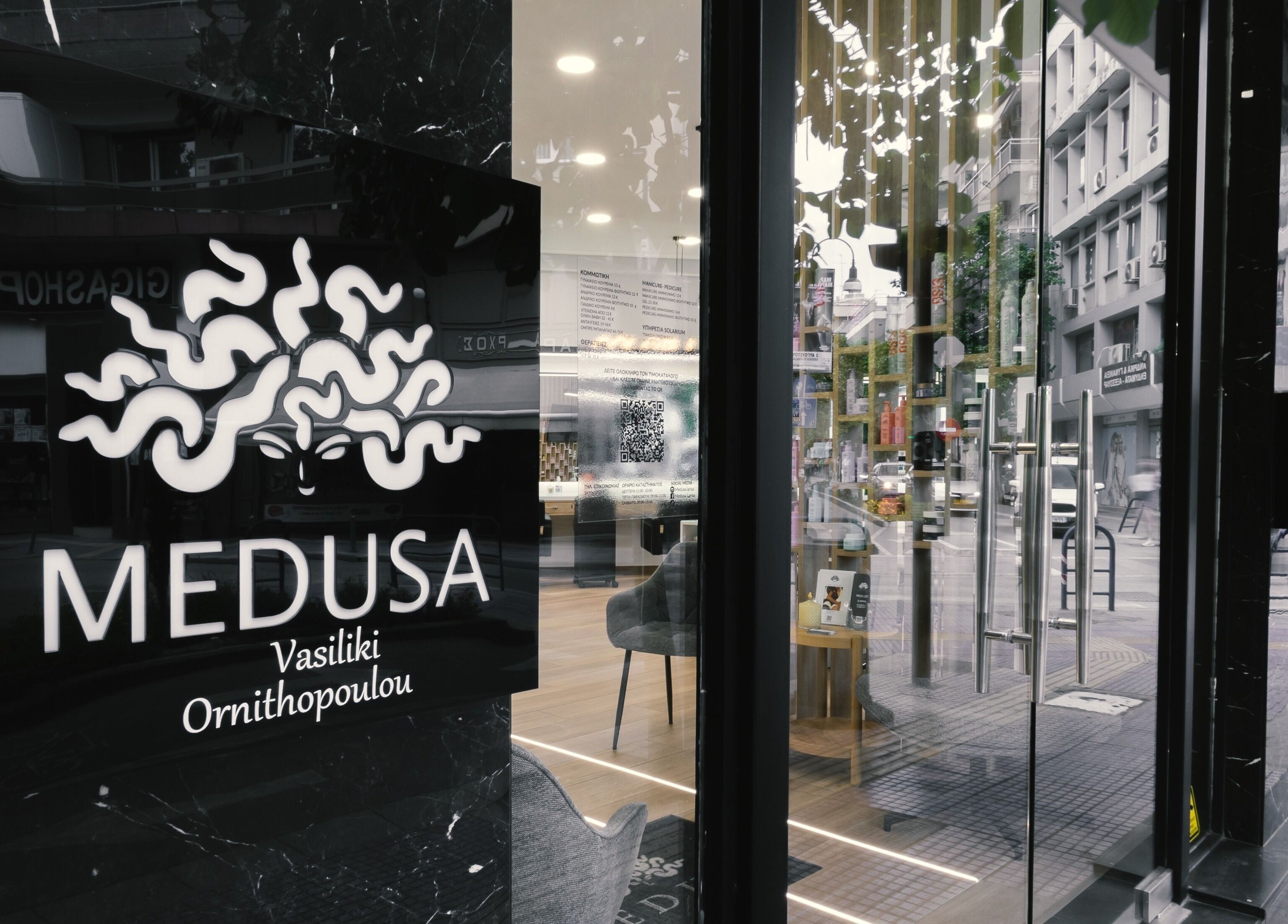 Κομψή είσοδος του Medusa Larisa στη Λάρισα, ΘΕΣΣΑΛΙΑΣ, GR με μοντέρνα αισθητική και πολυτελή διακόσμηση.