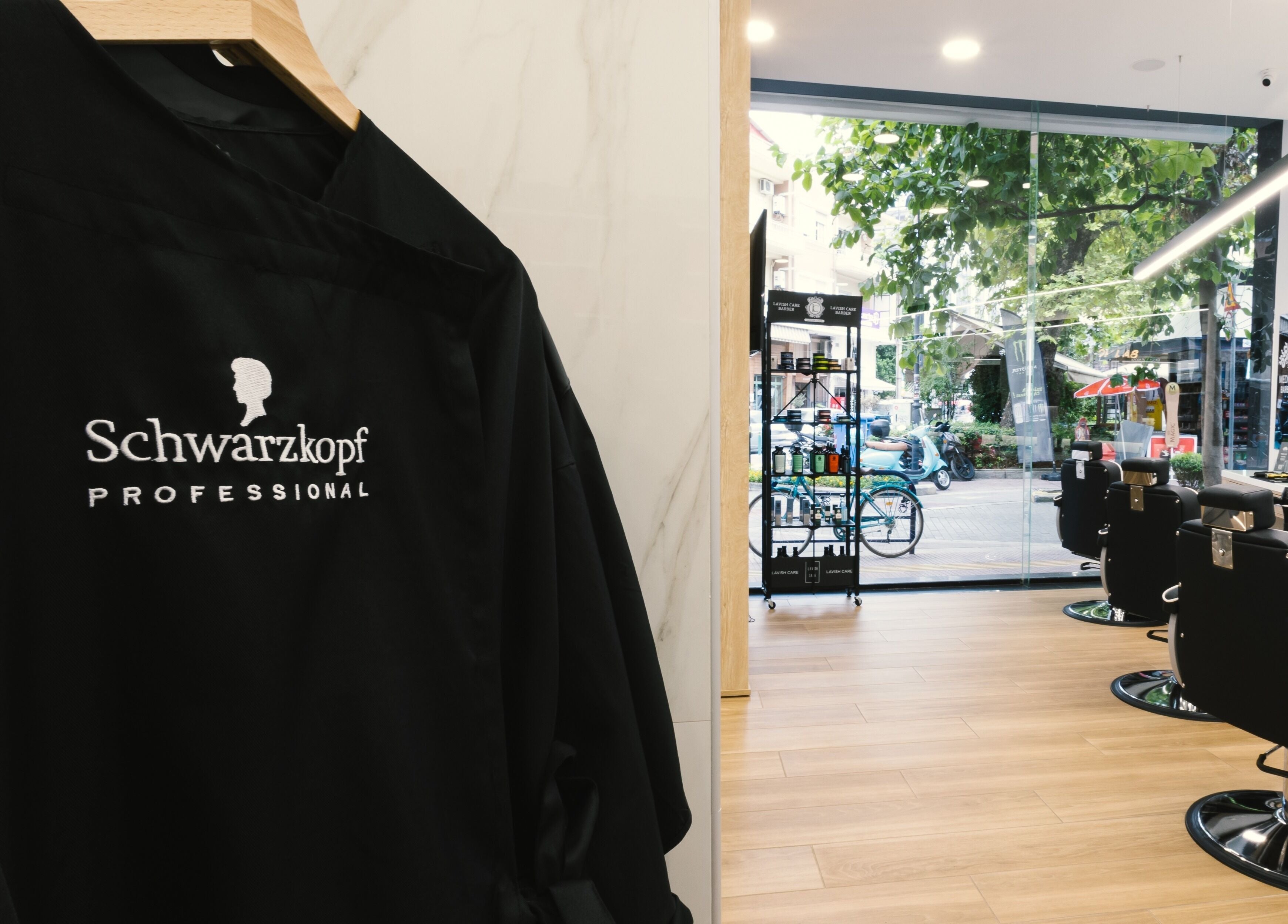 Εσωτερικό Medusa Larisa στη Λάρισα, ΘΕΣΣΑΛΙΑΣ, GR με καρέκλες κομμωτηρίου και εξοπλισμό Schwarzkopf.