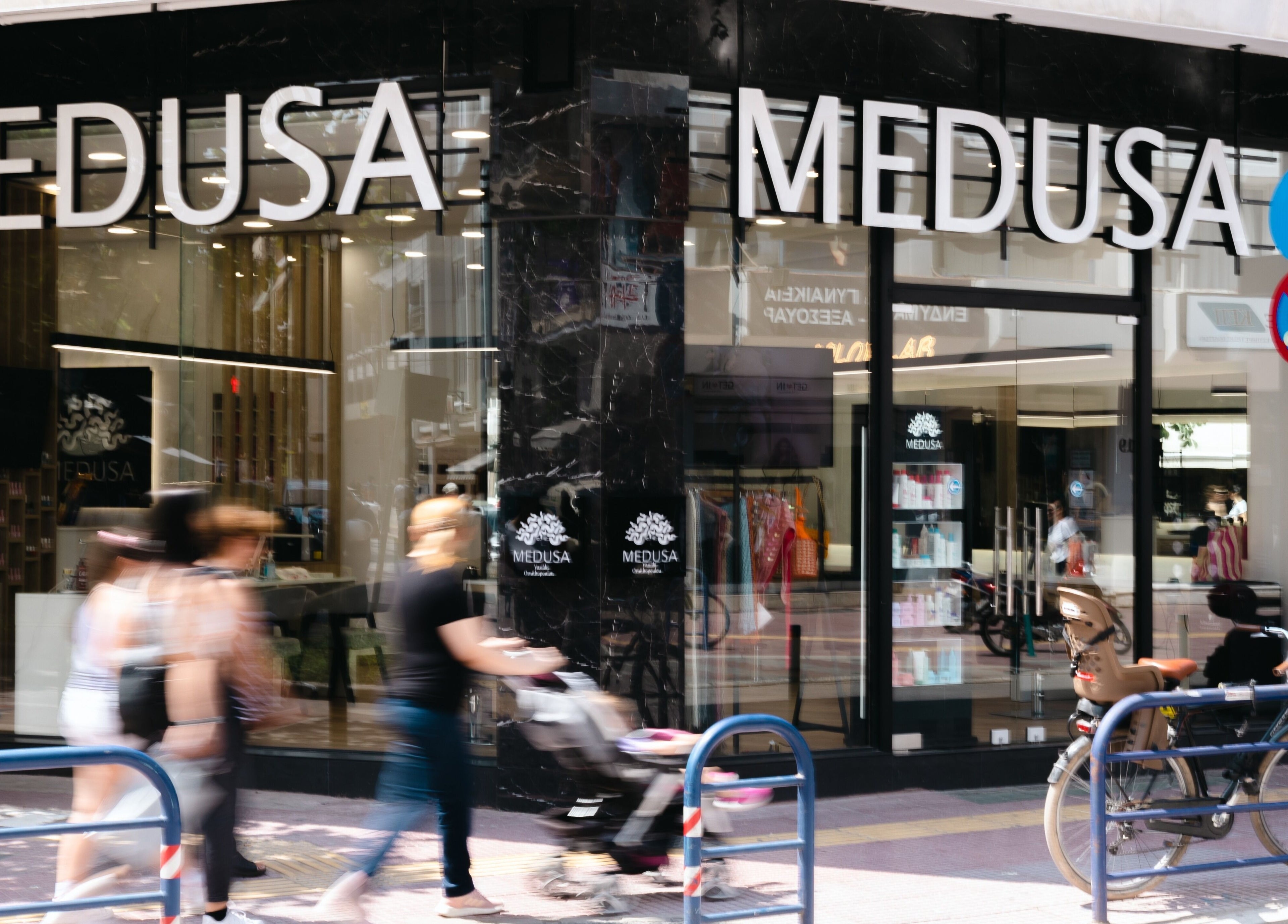 Έξυπνη πρόσοψη Medusa Larisa στη Λάρισα, ΘΕΣΣΑΛΙΑΣ, GR, δείχνοντας κομψότητα και μοντέρνο σχεδιασμό.