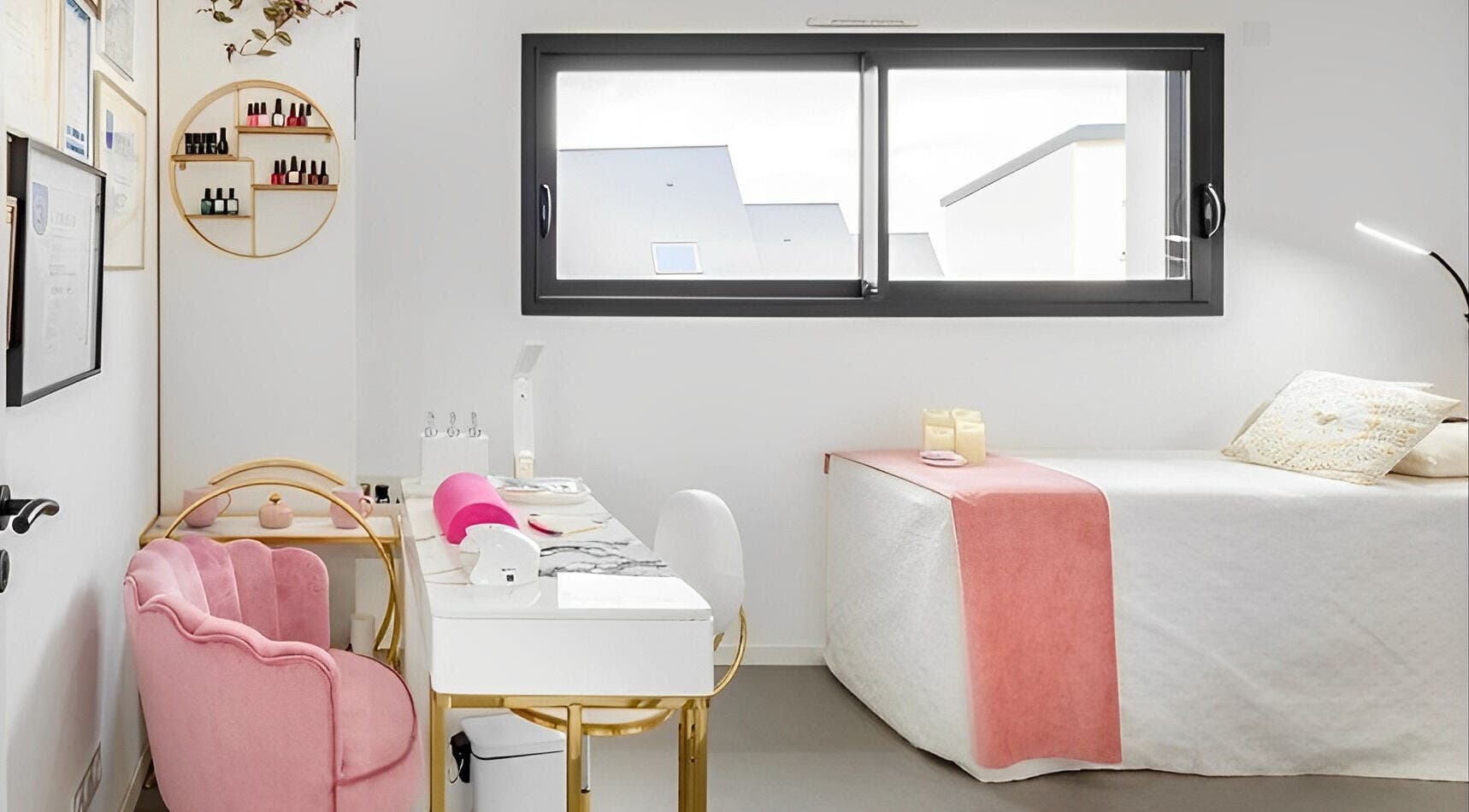 Intérieur élégant du salon Beauty by Stefania à Montreuil-juigné, Pays De La Loire, FR.