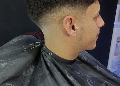 Corte de cabello moderno en GTA NAVAJAS, Rosario, Santa Fe, AR, mostrando un degradado limpio.