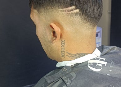 Corte de cabello moderno en GTA NAVAJAS, Rosario, Santa Fe, AR, mostrando detalle de diseño único.