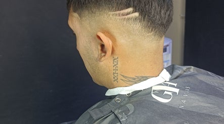 Corte de cabello moderno en GTA NAVAJAS, Rosario, Santa Fe, AR, mostrando detalle de diseño único.
