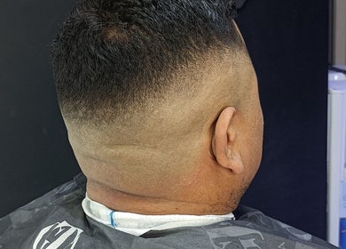 Corte de cabello moderno en GTA NAVAJAS, Rosario, Santa Fe, AR. Estilo degradado impecable.