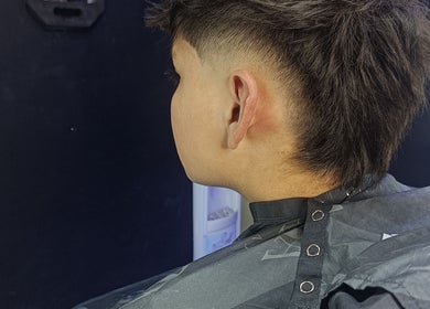 Moderno corte de cabello en GTA NAVAJAS, Rosario, Santa Fe, AR con diseño degradado lateral.