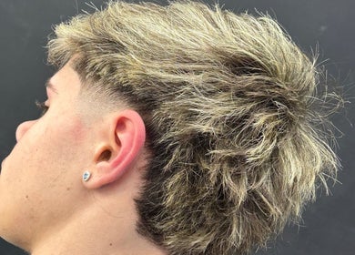 Corte de cabello moderno en GTA NAVAJAS, Rosario, Santa Fe, AR, destacando un estilo joven y fresco.