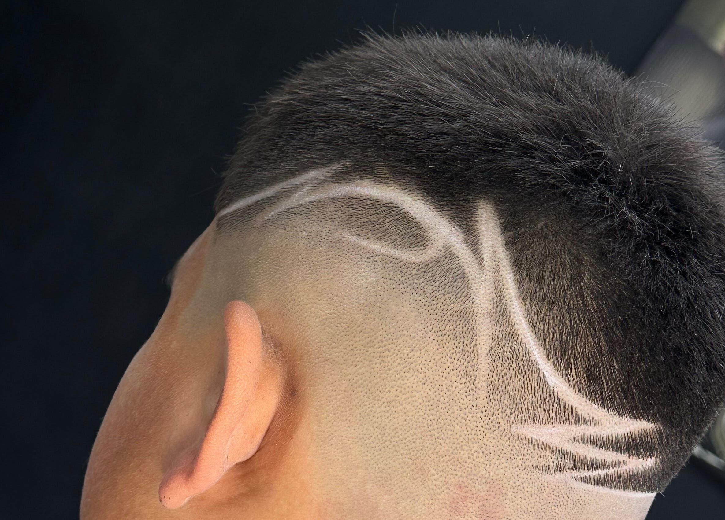 Corte de cabello con diseño en Ruz Industria Barberos, Rosario, Santa Fe, AR.