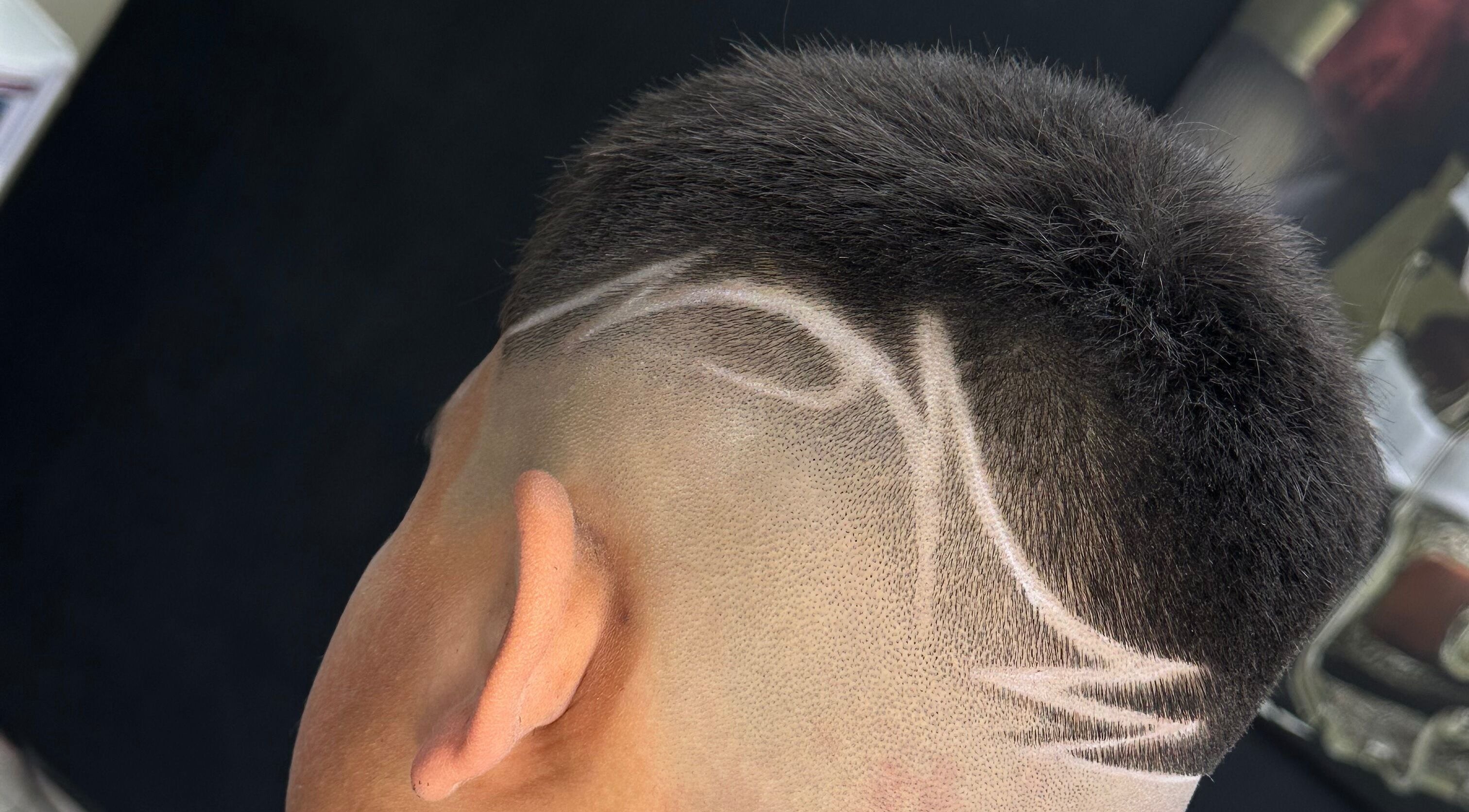 Corte de cabello con diseño en Ruz Industria Barberos, Rosario, Santa Fe, AR.