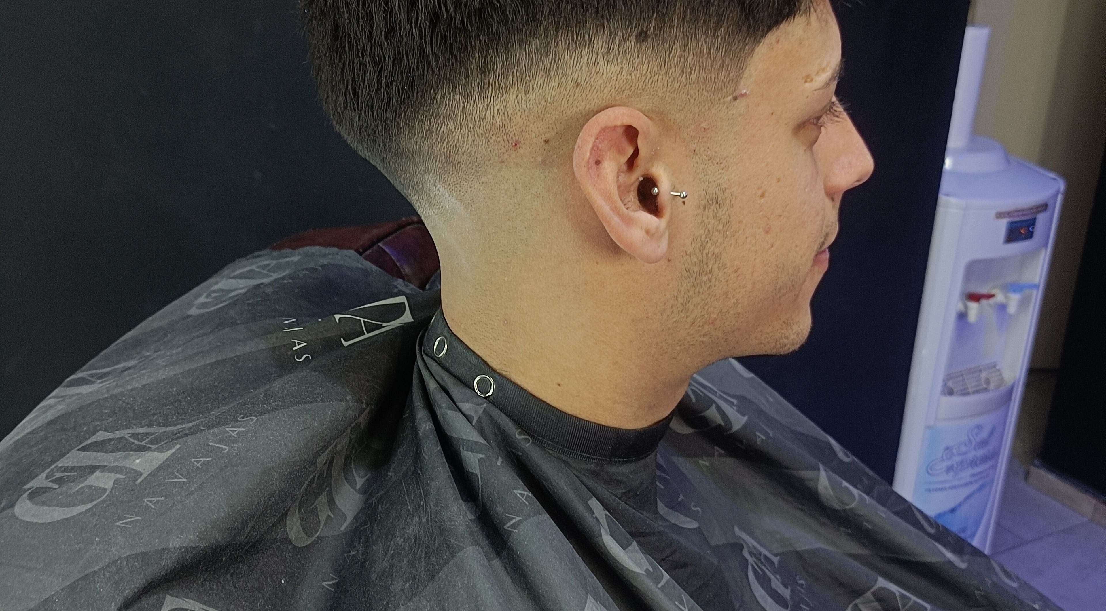 Detalle de corte de cabello en Ruz Industria Barberos, Rosario, Santa Fe, AR, con estilo moderno.