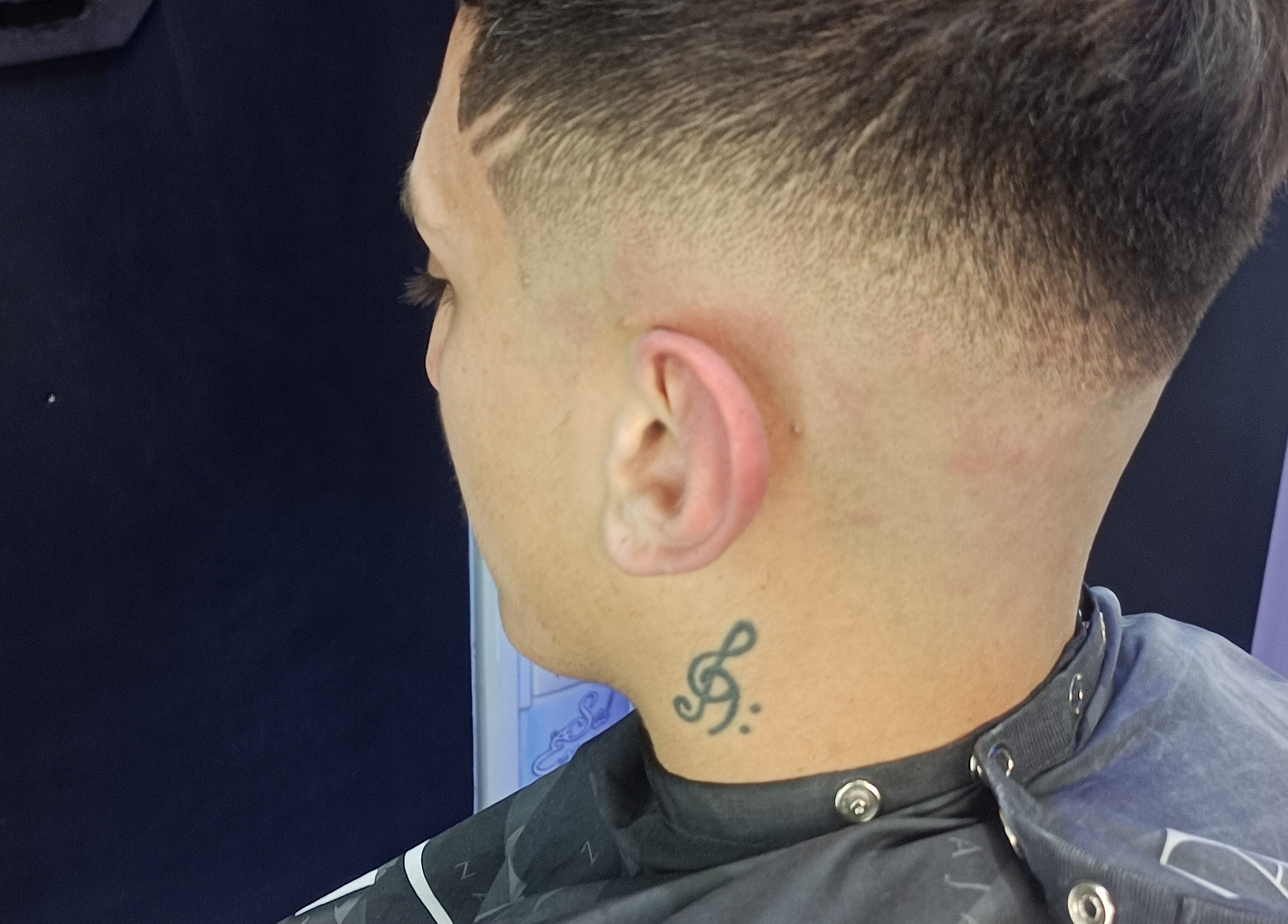 Corte de cabello moderno en Ruz Industria Barberos, Rosario, Santa Fe, AR. Detalle del degradado lateral.