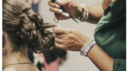 Styliste façonne un chignon sophistiqué chez Les Ciseaux De Perle, Pourrières, Provence-alpes-côte D'azur, FR.