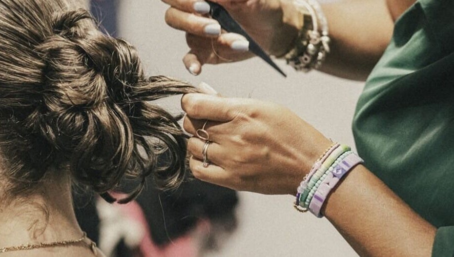 Coiffeuse créant un chignon élégant à Les Ciseaux De Perle, Pourrières, Provence-alpes-côte D'azur, FR.