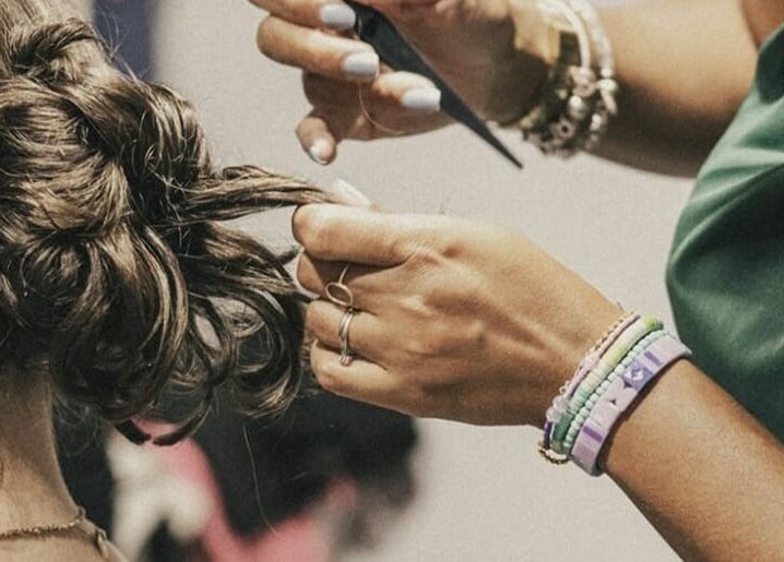 Coiffeuse créant un chignon élégant à Les Ciseaux De Perle, Pourrières, Provence-alpes-côte D'azur, FR.