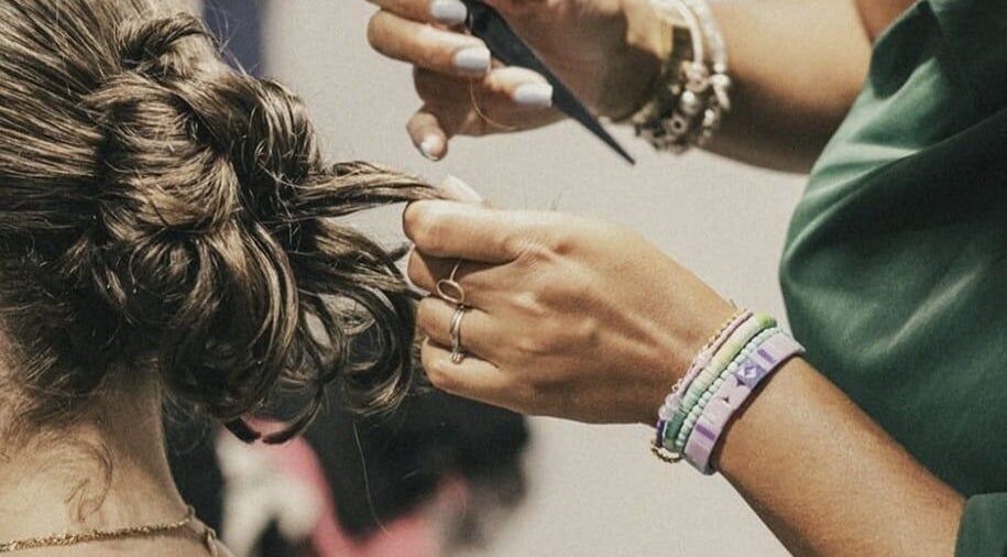Coiffeuse créant un chignon élégant à Les Ciseaux De Perle, Pourrières, Provence-alpes-côte D'azur, FR.
