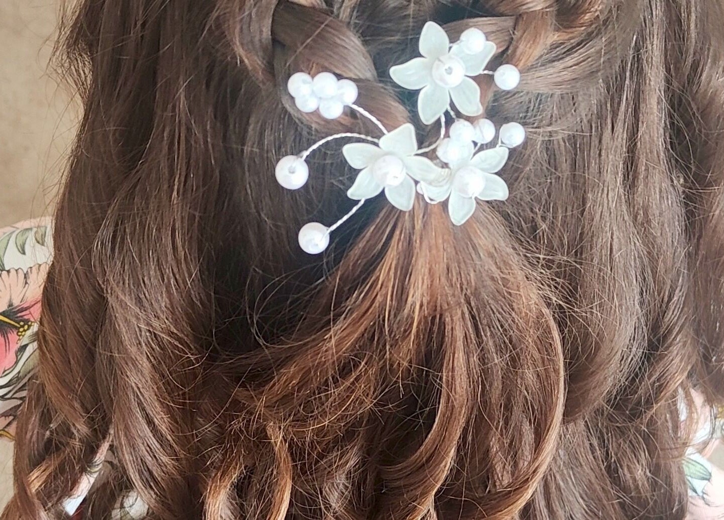 Coiffure tressée élégante avec fleurs à Les Ciseaux De Perle, Pourrières, Provence-alpes-côte D'azur, FR.