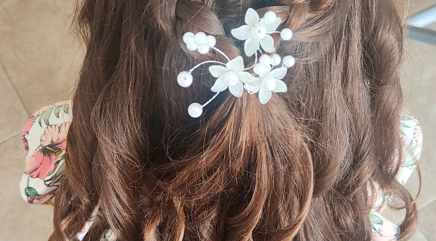 Coiffure tressée élégante avec fleurs à Les Ciseaux De Perle, Pourrières, Provence-alpes-côte D'azur, FR.