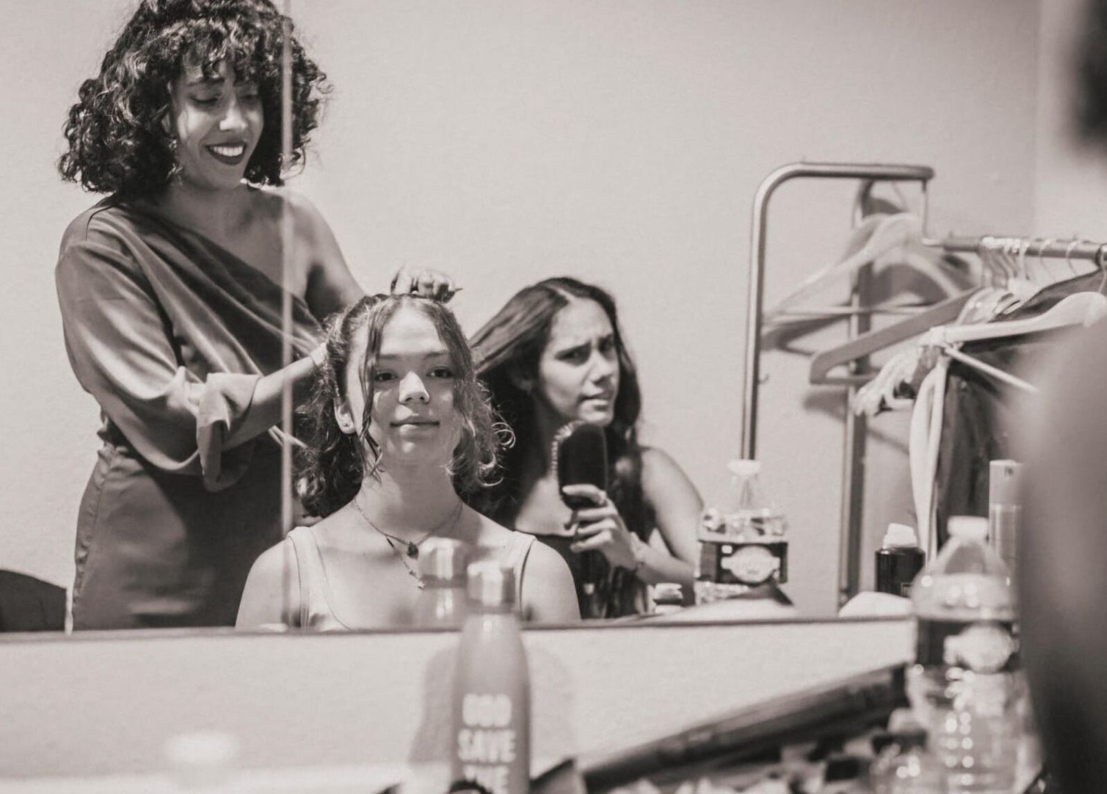 Styliste coiffant une cliente chez Les Ciseaux De Perle, Pourrières, Provence-alpes-côte D'azur, FR.