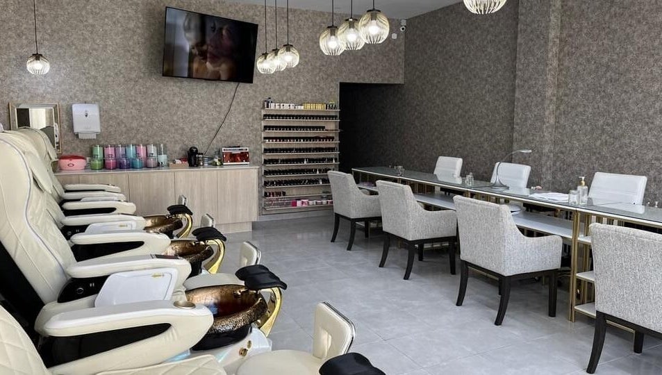 Sala de manicura y pedicura en Bonne Vivante, Monterrey, Nuevo León, MX, con sillas cómodas y decoración moderna.