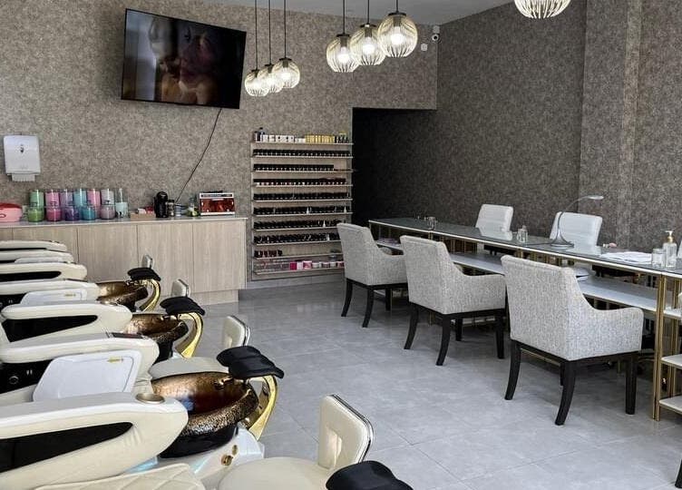 Sala de manicura y pedicura en Bonne Vivante, Monterrey, Nuevo León, MX, con sillas cómodas y decoración moderna.