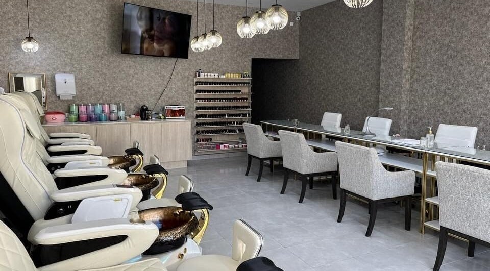 Sala de manicura y pedicura en Bonne Vivante, Monterrey, Nuevo León, MX, con sillas cómodas y decoración moderna.