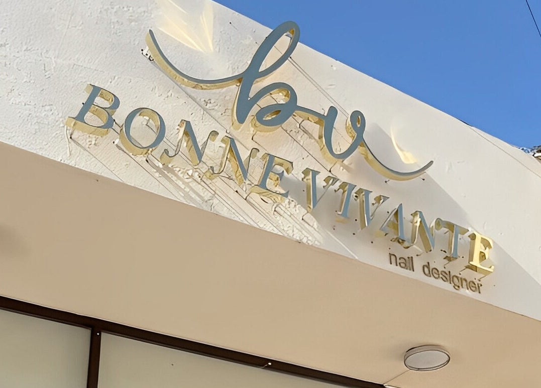 Fachada de Bonne Vivante en Monterrey, Nuevo León, MX, destacando su elegante letrero dorado.