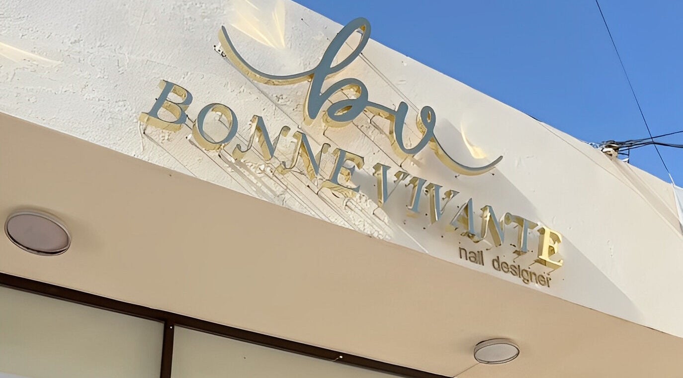 Fachada de Bonne Vivante en Monterrey, Nuevo León, MX, destacando su elegante letrero dorado.