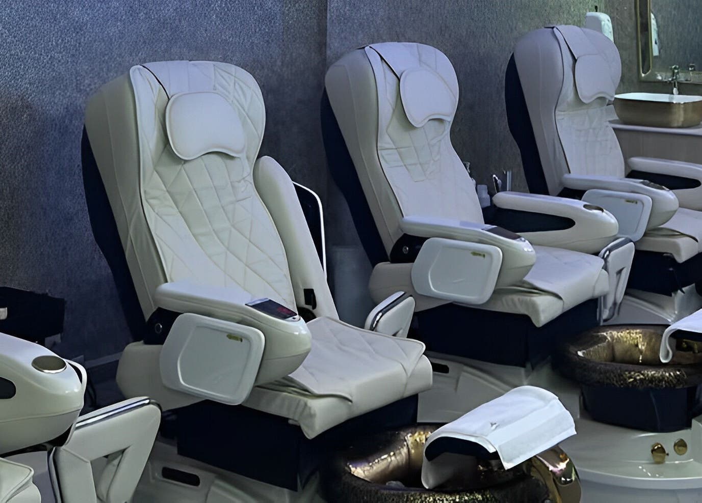 Sillas de pedicure elegantes en Bonne Vivante, Monterrey, Nuevo León, MX, ofrecen comodidad y estilo.