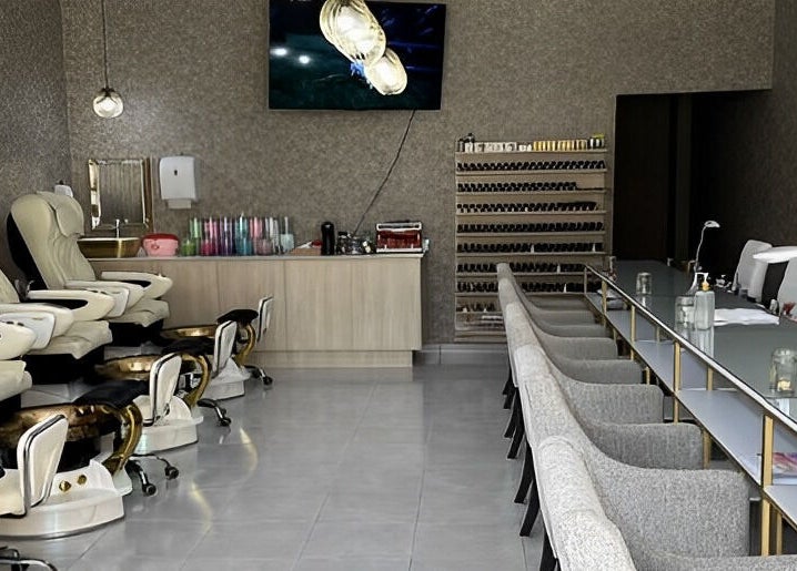 Interior de Bonne Vivante en Monterrey, Nuevo León, MX con lujosas sillas de manicure y pedicure.