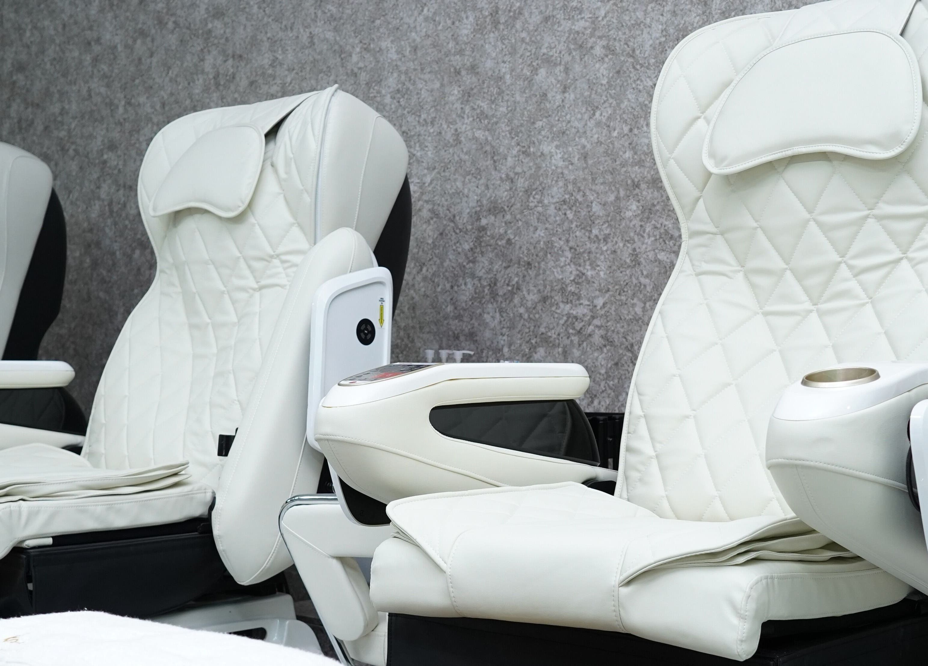 Asientos de spa de lujo en Bonne Vivante, Monterrey, Nuevo León, MX, esperando a los clientes.