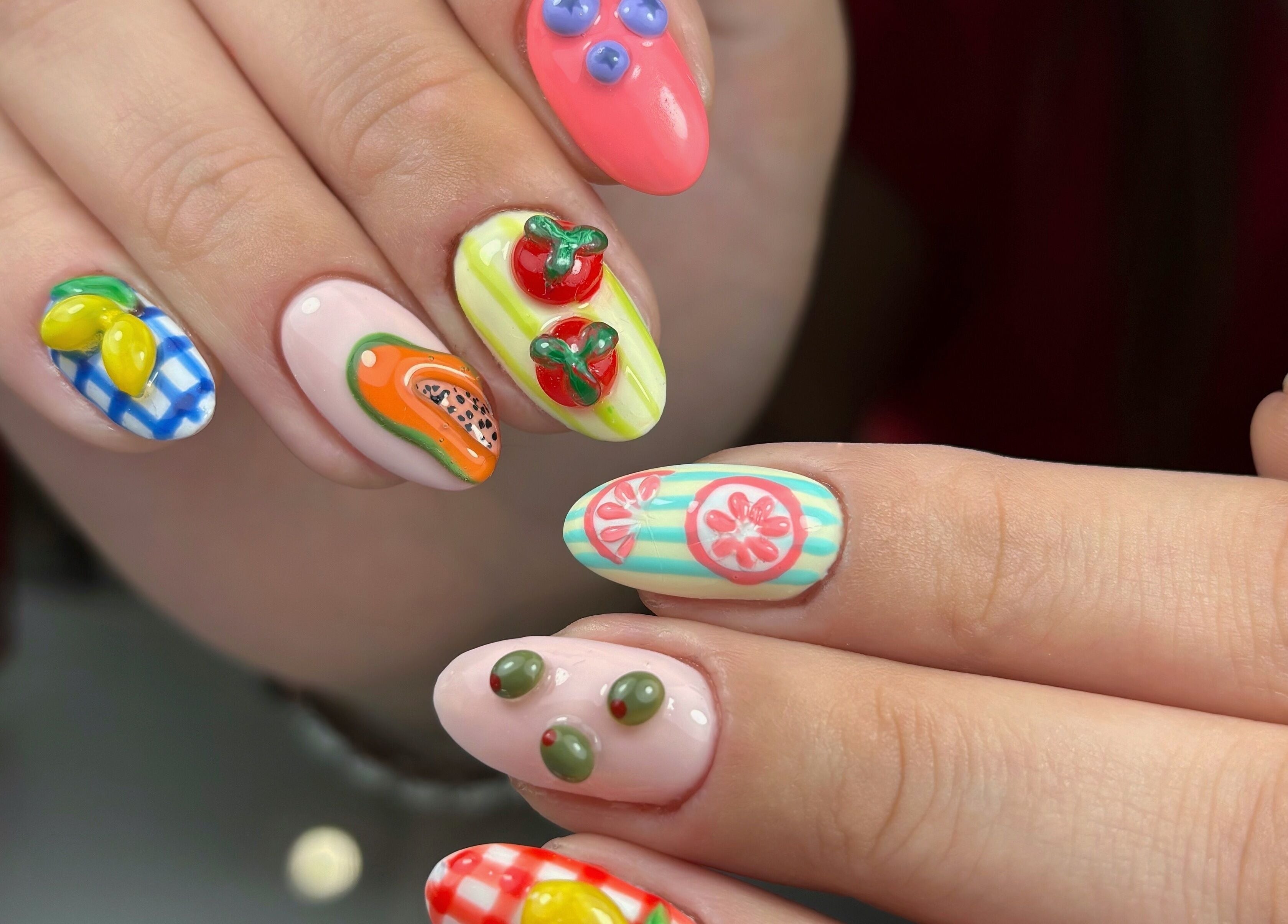 Diseño de uñas con frutas vibrantes en Bonne Vivante, Monterrey, Nuevo León, MX.