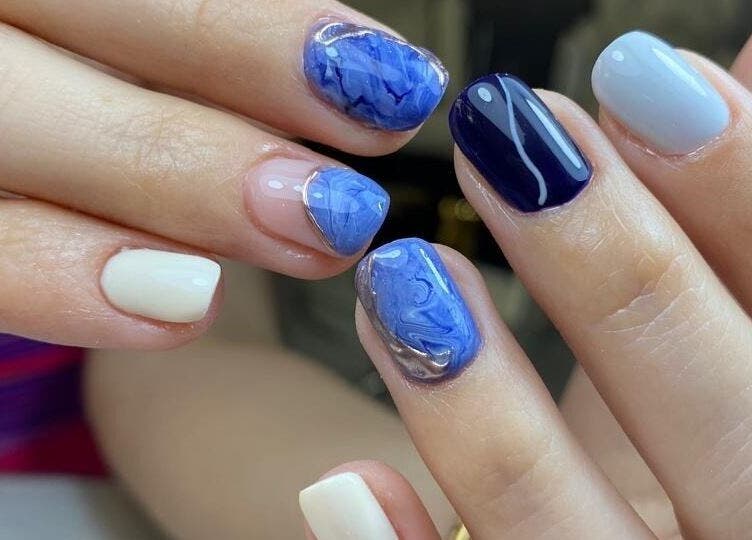 Manicura azul en Bonne Vivante, Monterrey, Nuevo León, MX, mostrando diseño artístico.