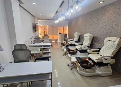 Área de tratamientos en Bonne Vivante San Pedro, San Pedro Garza García, Nuevo León, MX, con sillas de spa cómodas.