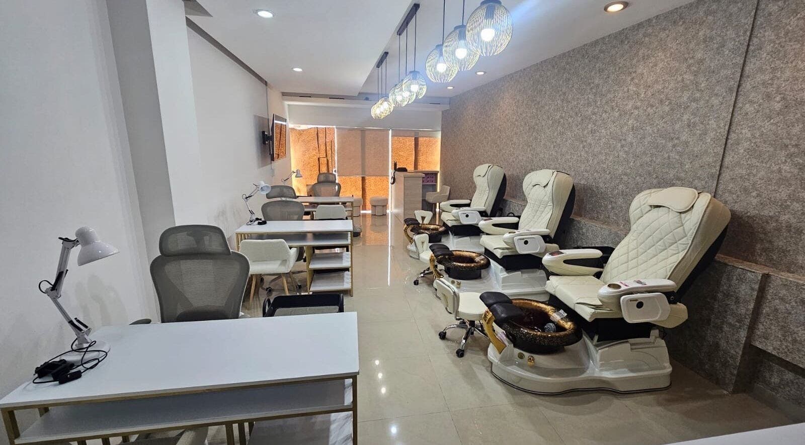 Área de tratamientos en Bonne Vivante San Pedro, San Pedro Garza García, Nuevo León, MX, con sillas de spa cómodas.